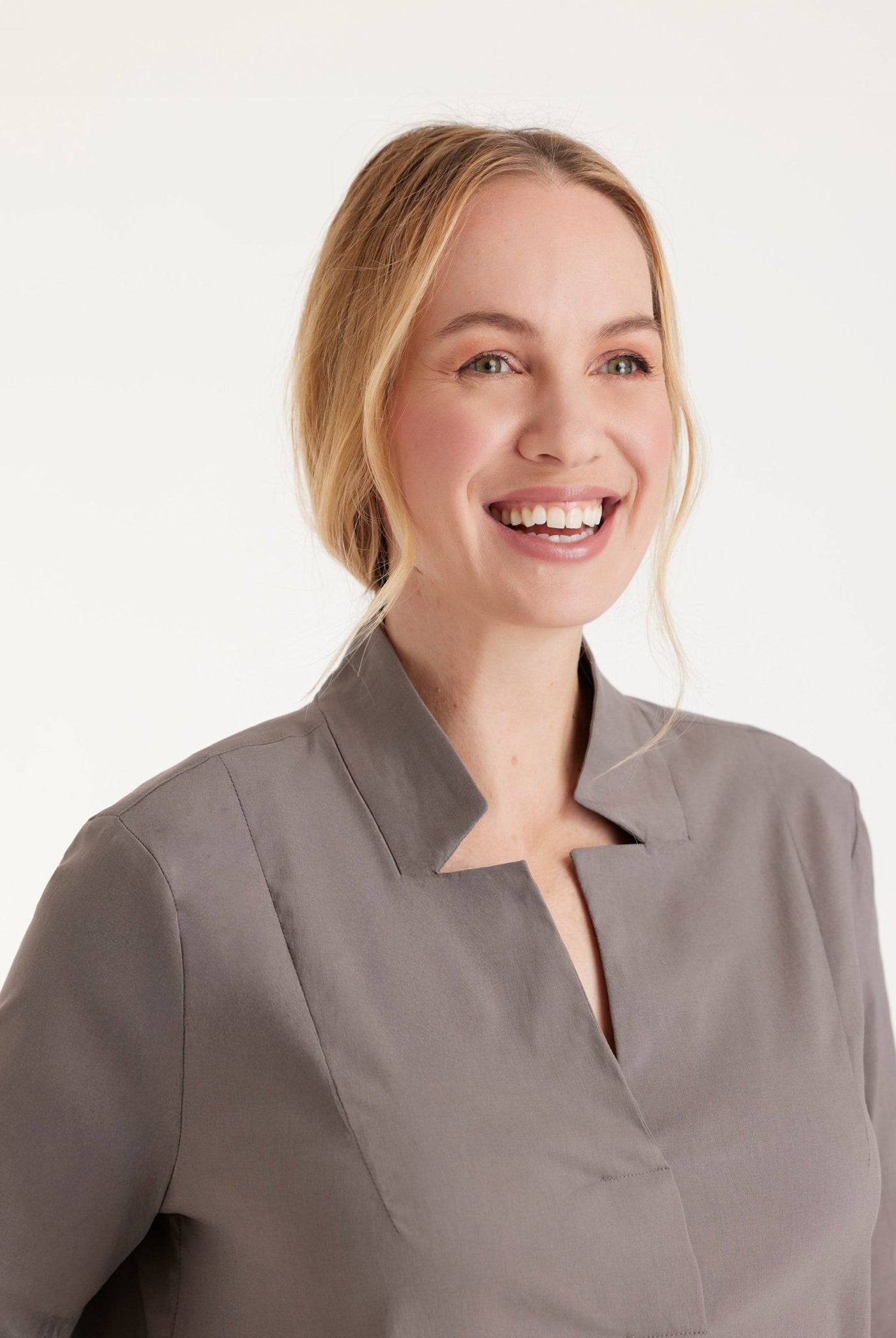 Lange Hemdbluse BABLUE mit kleinem Stehkragen, V-Ausschnitt, langen Armen und Falte vorn in Grau