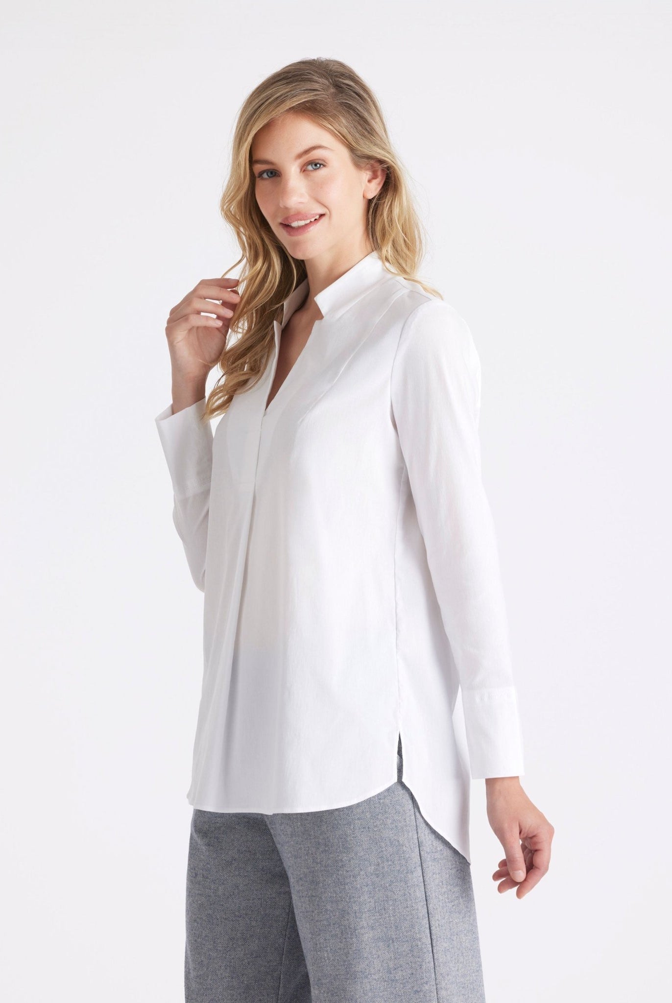 Lange Hemdbluse BABLUE mit kleinem Stehkragen, V-Ausschnitt, langen Armen und Falte vorn in Weiß