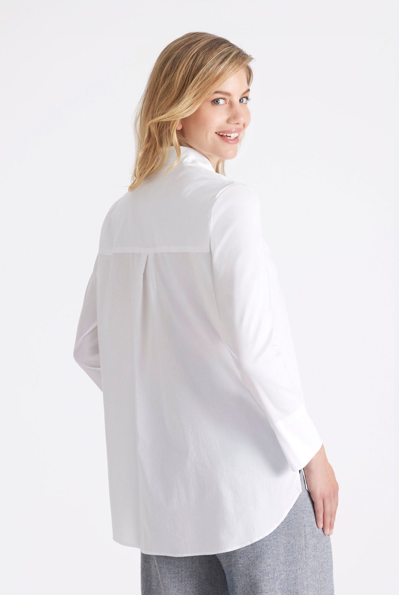 Lange Hemdbluse BABLUE mit kleinem Stehkragen, V-Ausschnitt, langen Armen und Falte vorn in Weiß