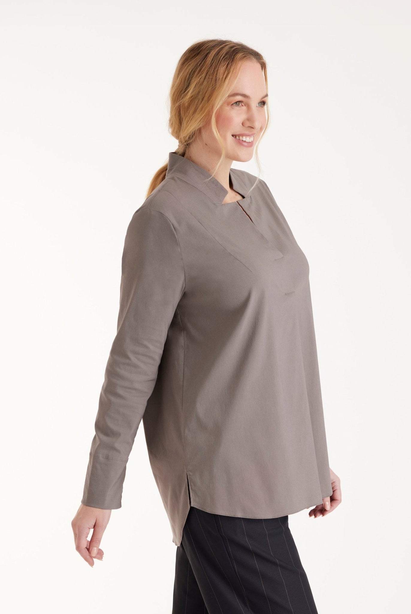 Lange Hemdbluse BABLUE mit kleinem Stehkragen, V-Ausschnitt, langen Armen und Falte vorn in Grau