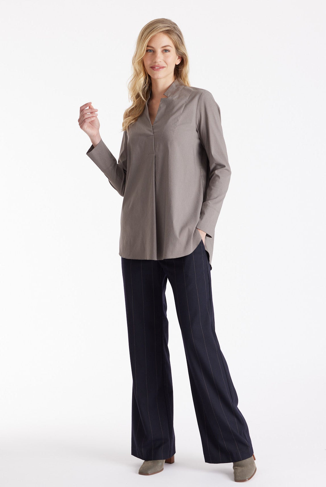 Lange Hemdbluse BABLUE mit kleinem Stehkragen, V-Ausschnitt, langen Armen und Falte vorn in Grau