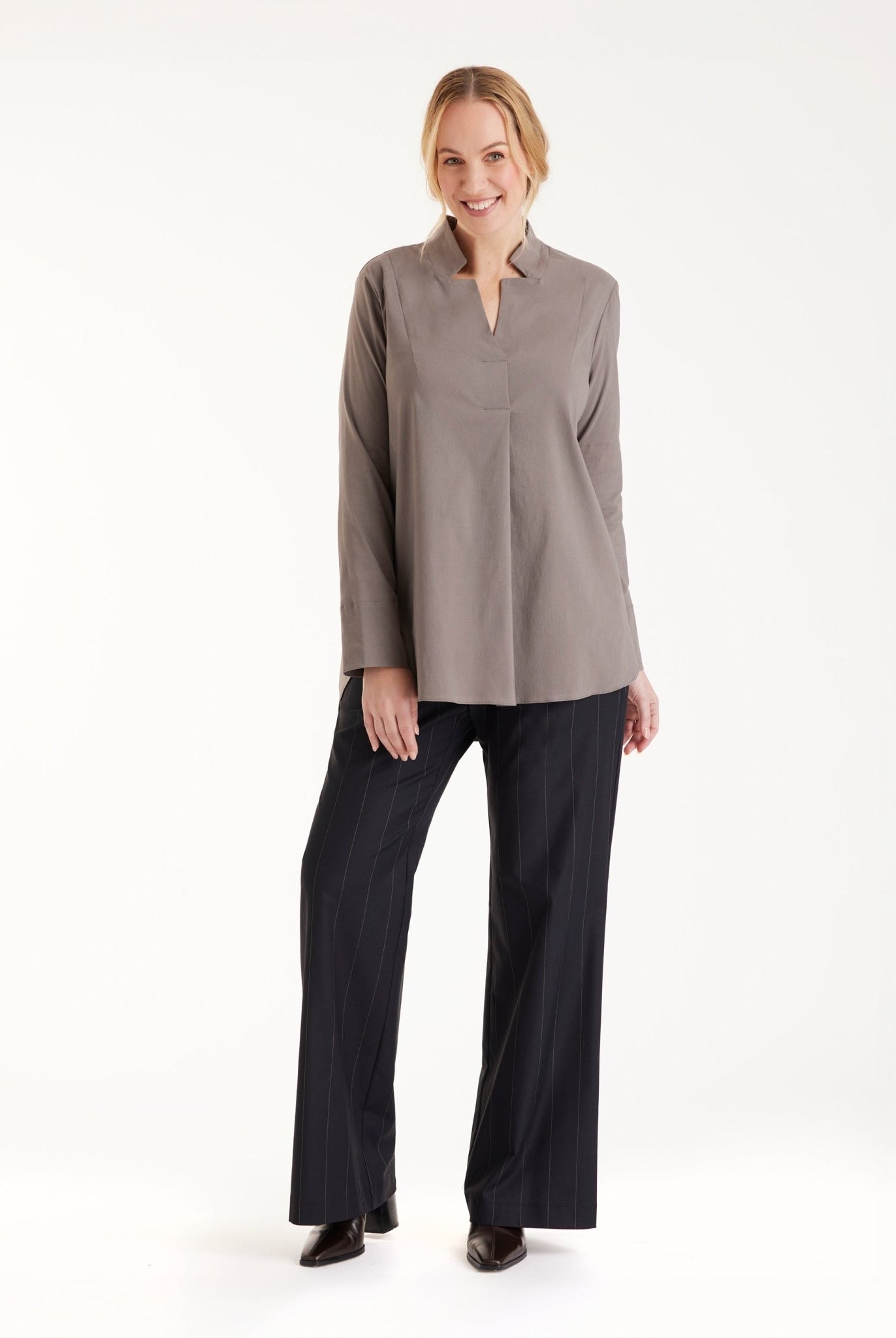 Lange Hemdbluse BABLUE mit kleinem Stehkragen, V-Ausschnitt, langen Armen und Falte vorn in Grau