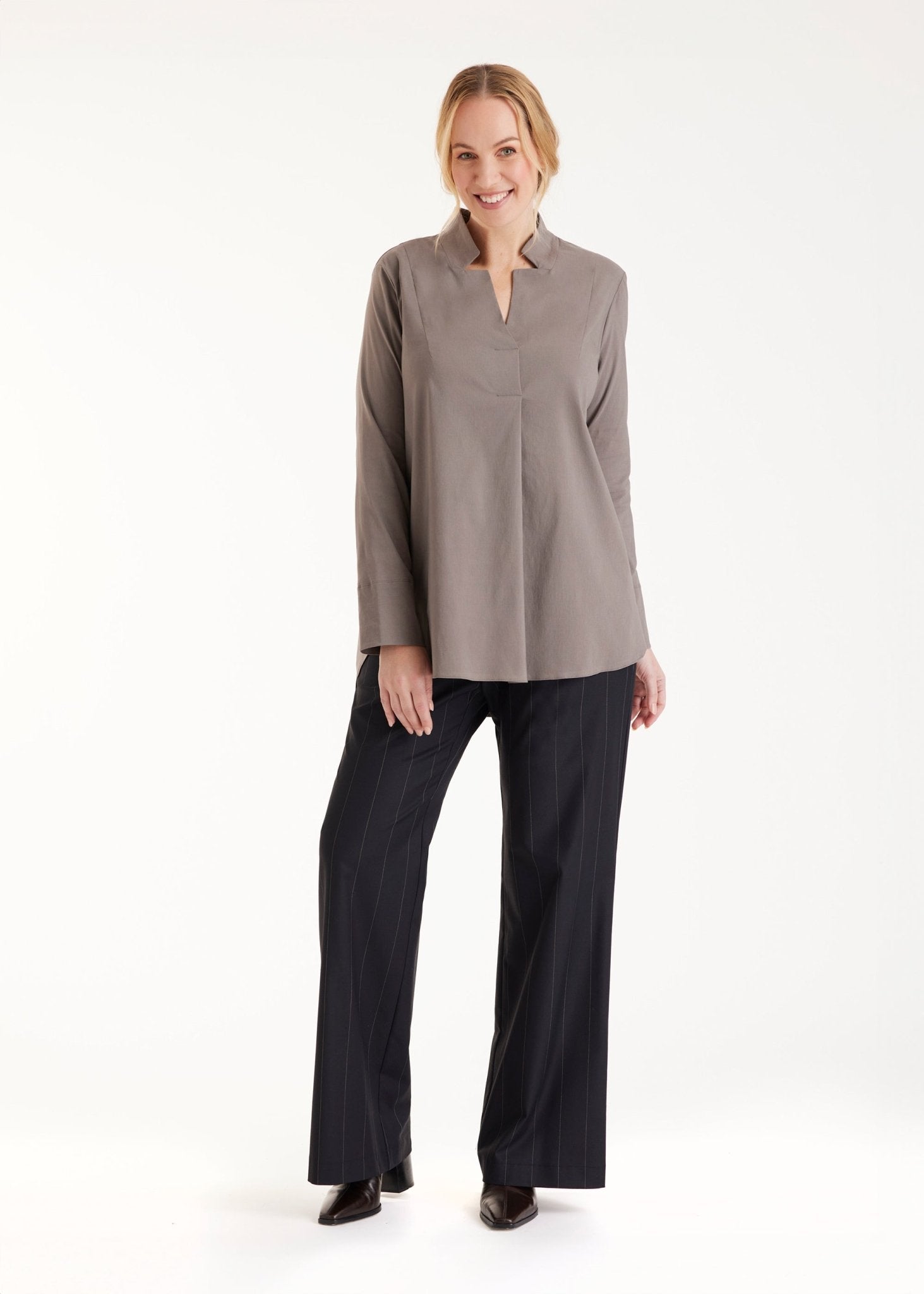 Lange Hemdbluse BABLUE mit kleinem Stehkragen, V-Ausschnitt, langen Armen und Falte vorn in Grau
