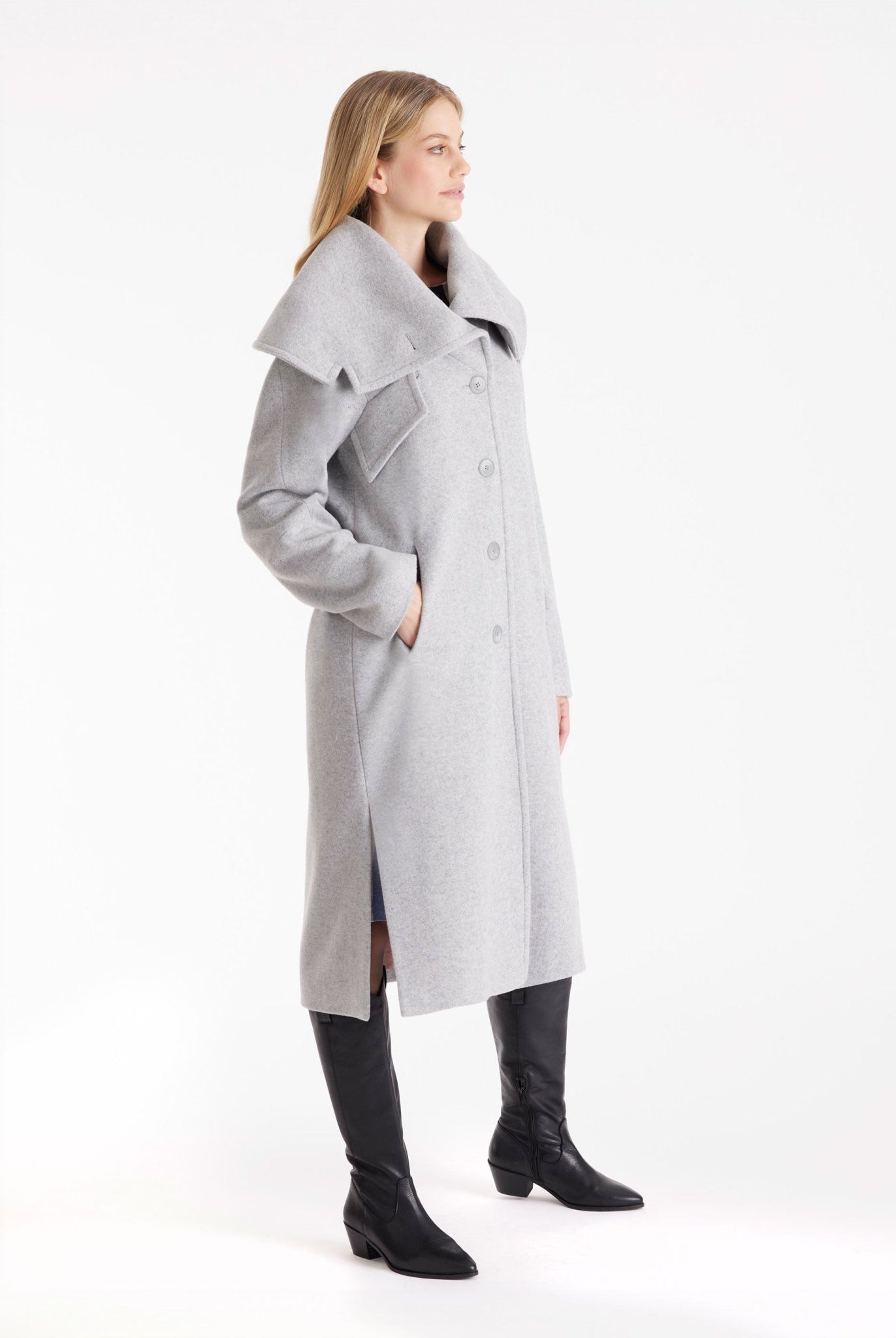 Langer Mantel XANTHIS mit großem Kragen, Knopfleiste und Bindegürtel in Hellgrau