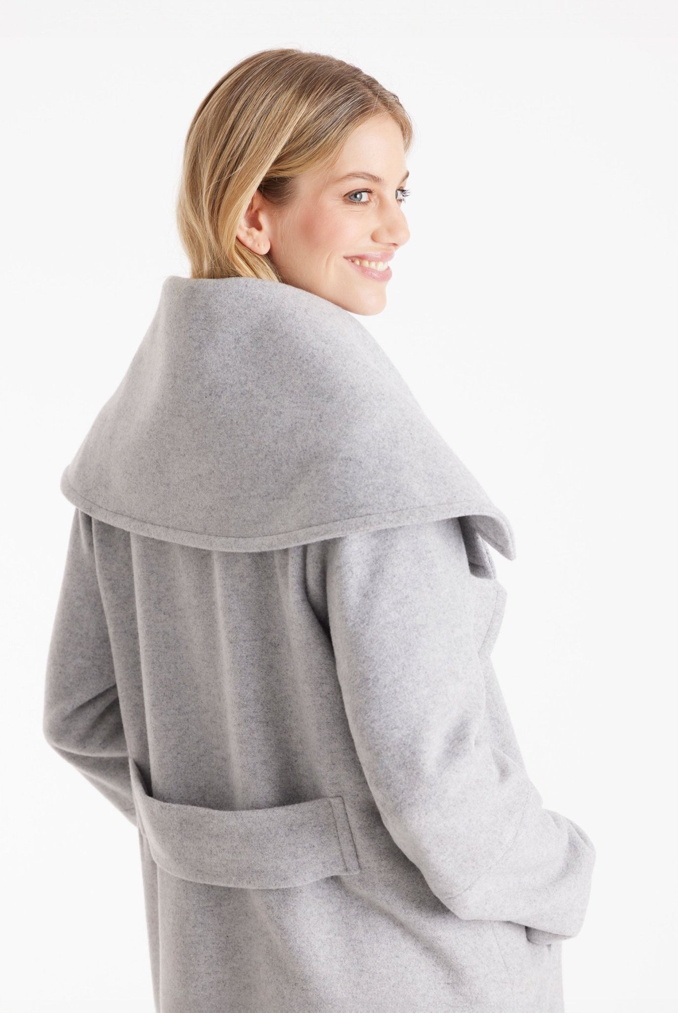 Langer Mantel XANTHIS mit großem Kragen, Knopfleiste und Bindegürtel in Hellgrau