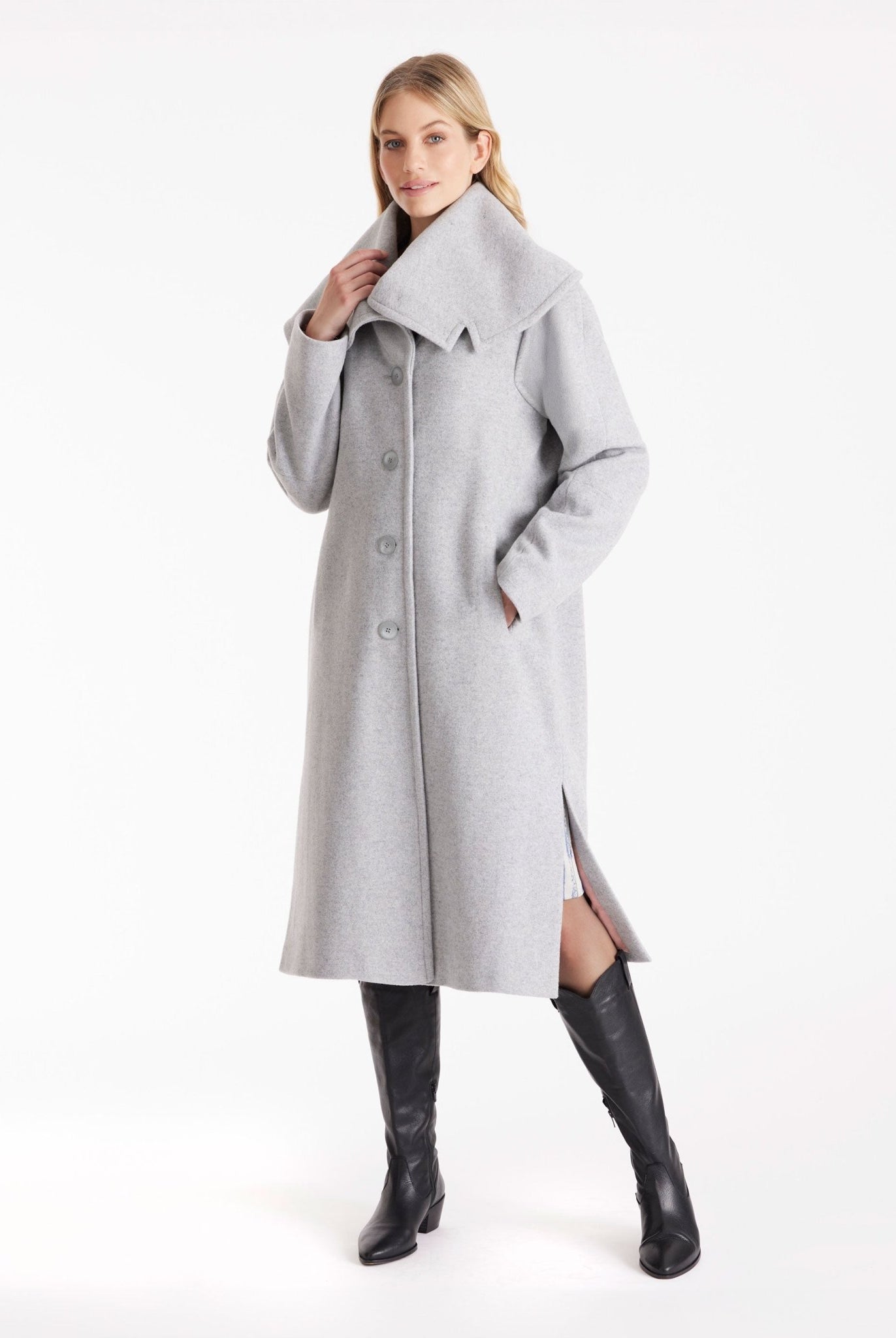 Langer Mantel XANTHIS mit großem Kragen, Knopfleiste und Bindegürtel in Hellgrau