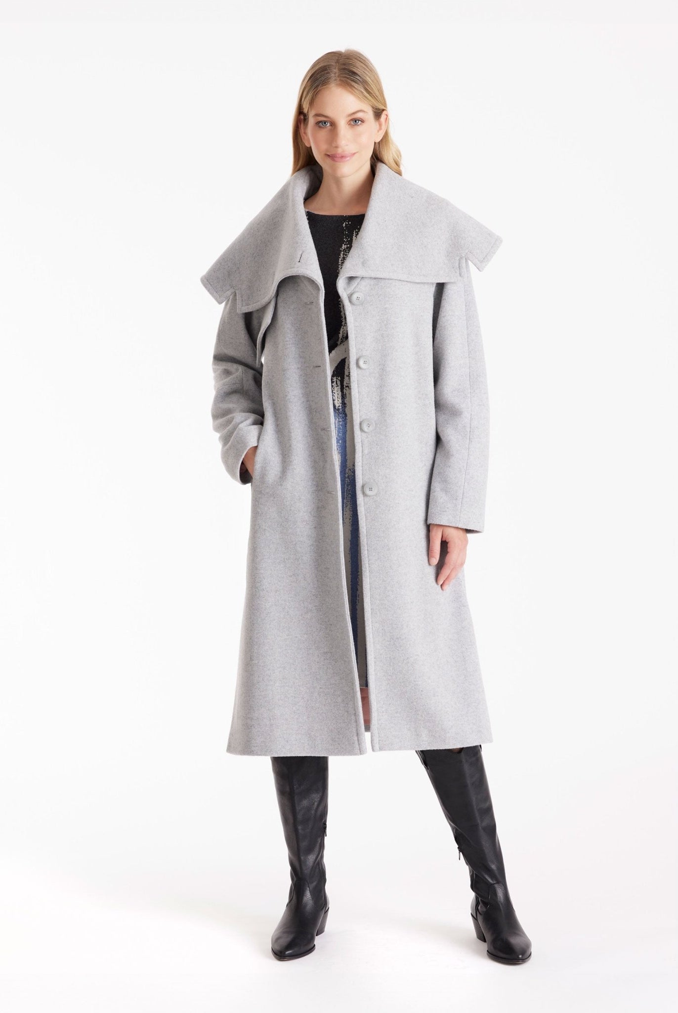 Langer Mantel XANTHIS mit großem Kragen, Knopfleiste und Bindegürtel in Hellgrau