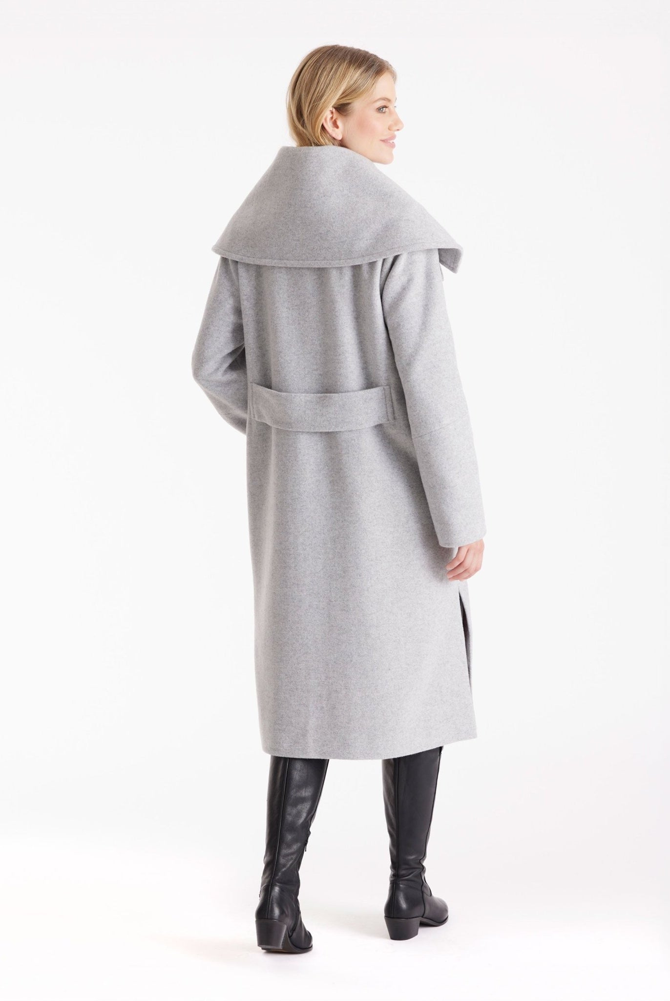 Langer Mantel XANTHIS mit großem Kragen, Knopfleiste und Bindegürtel in Hellgrau