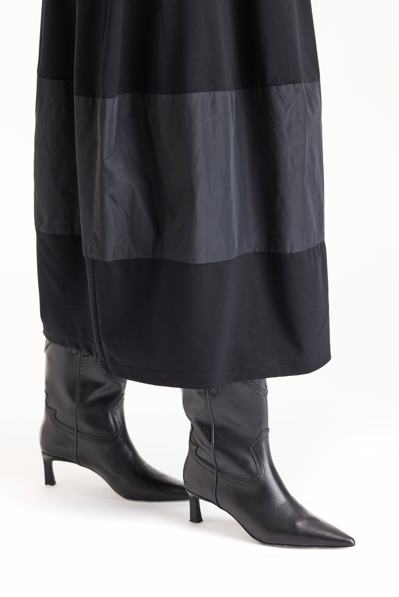 Kleid GIROBO in Midi-Länge mit Stehkragen, langen Armen und leichter O-Form in Schwarz