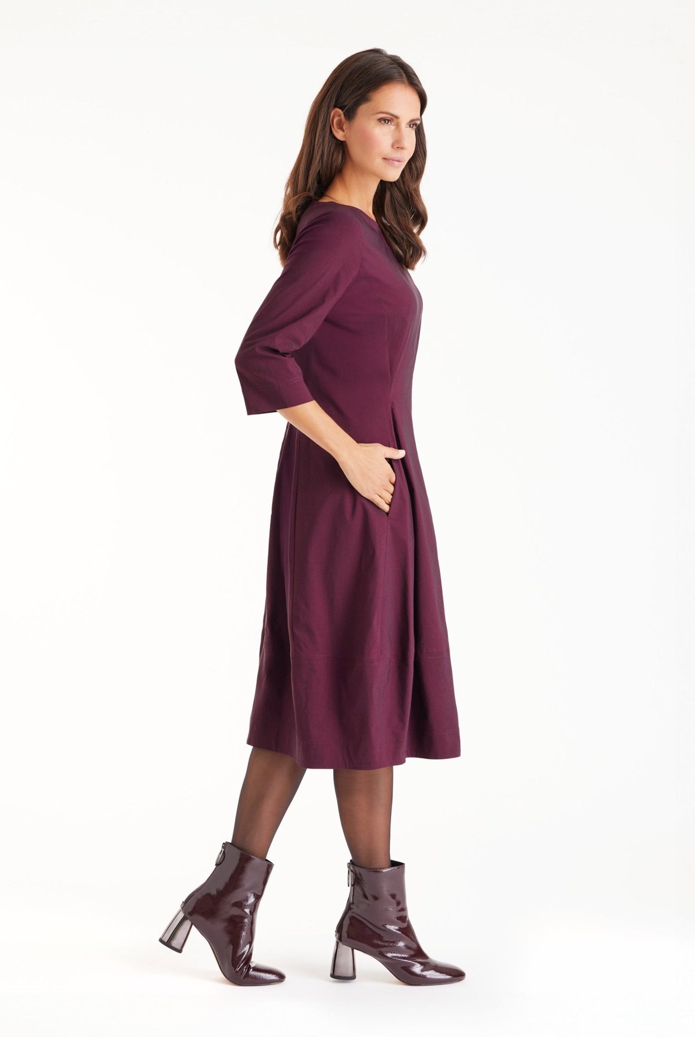 Kleid JABORO in Midi-Länge mit Rundhals, 3/4-Armen und leichter O-Form in Dunkelrot