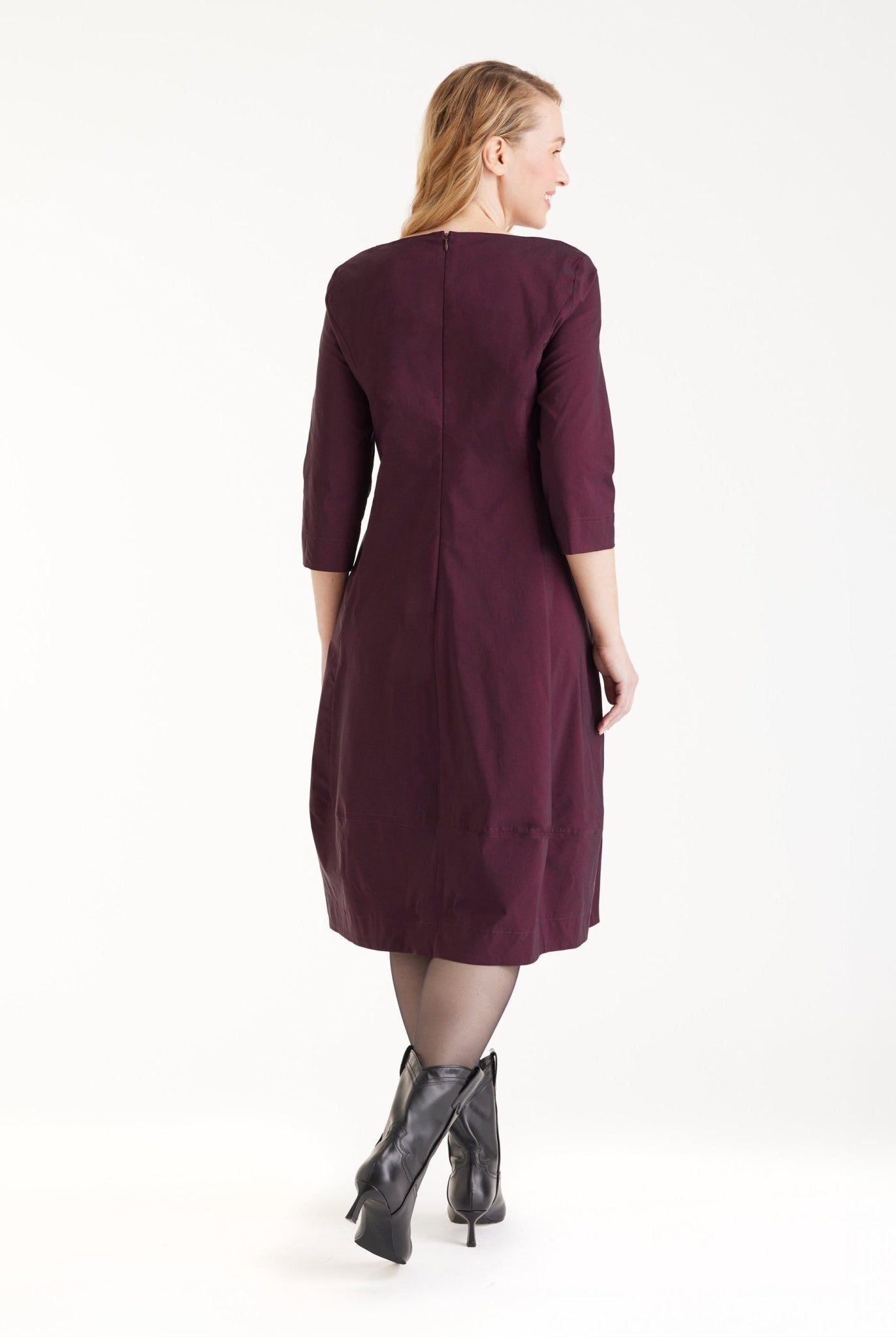 Kleid JABORO in Midi-Länge mit Rundhals, 3/4-Armen und leichter O-Form in Dunkelrot