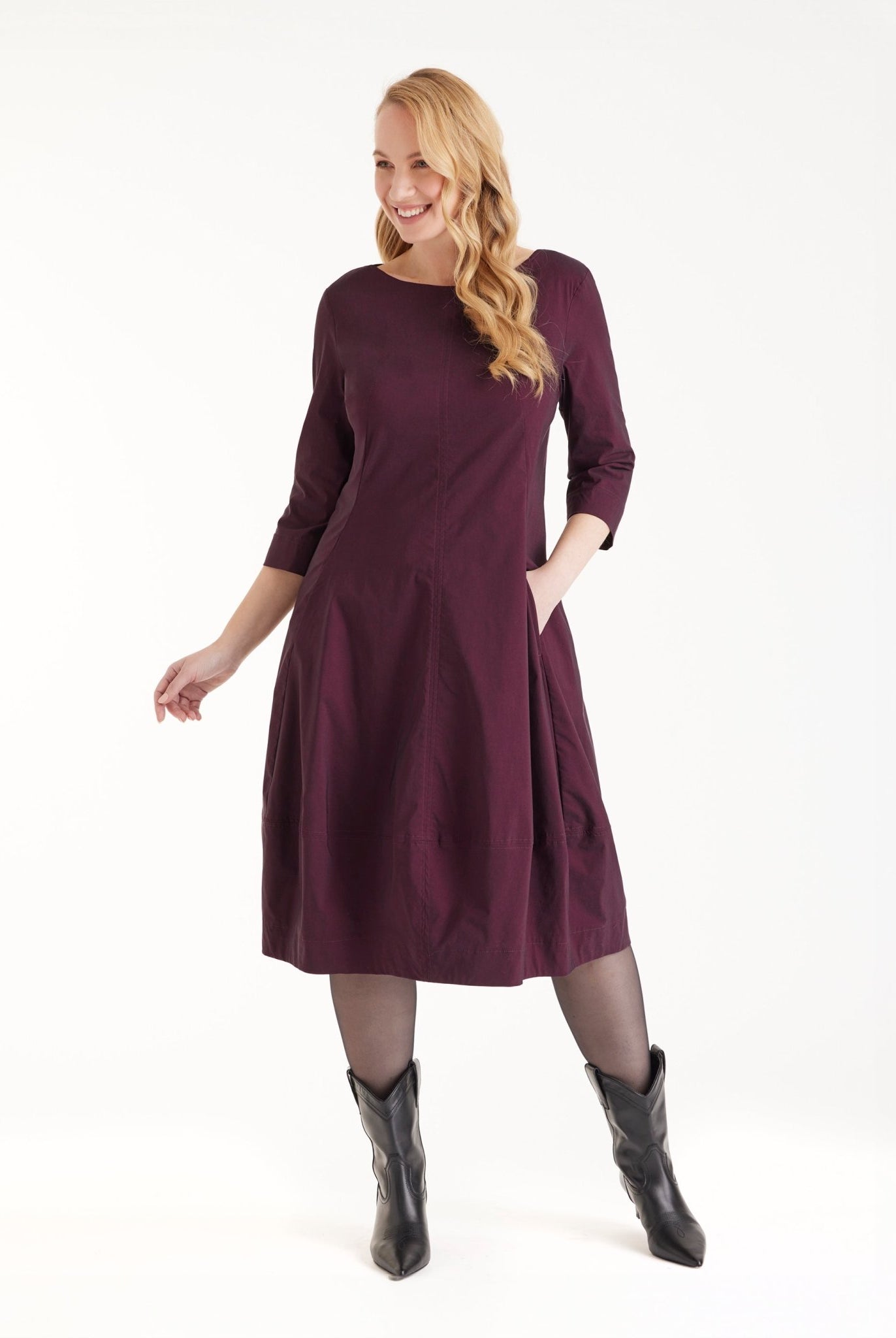 Kleid JABORO in Midi-Länge mit Rundhals, 3/4-Armen und leichter O-Form in Dunkelrot