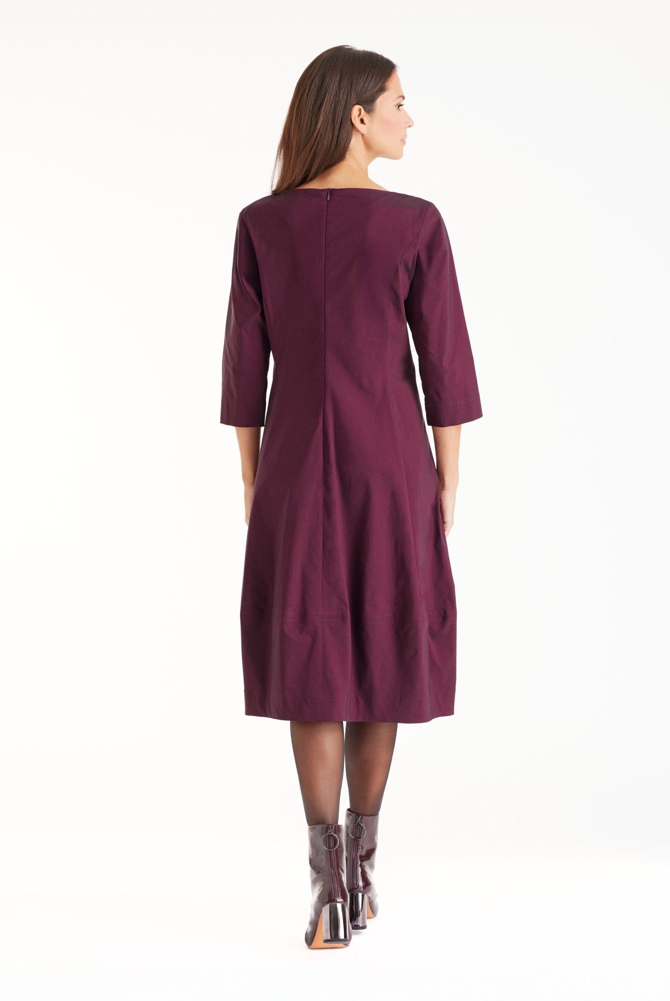 Kleid JABORO in Midi-Länge mit Rundhals, 3/4-Armen und leichter O-Form in Dunkelrot