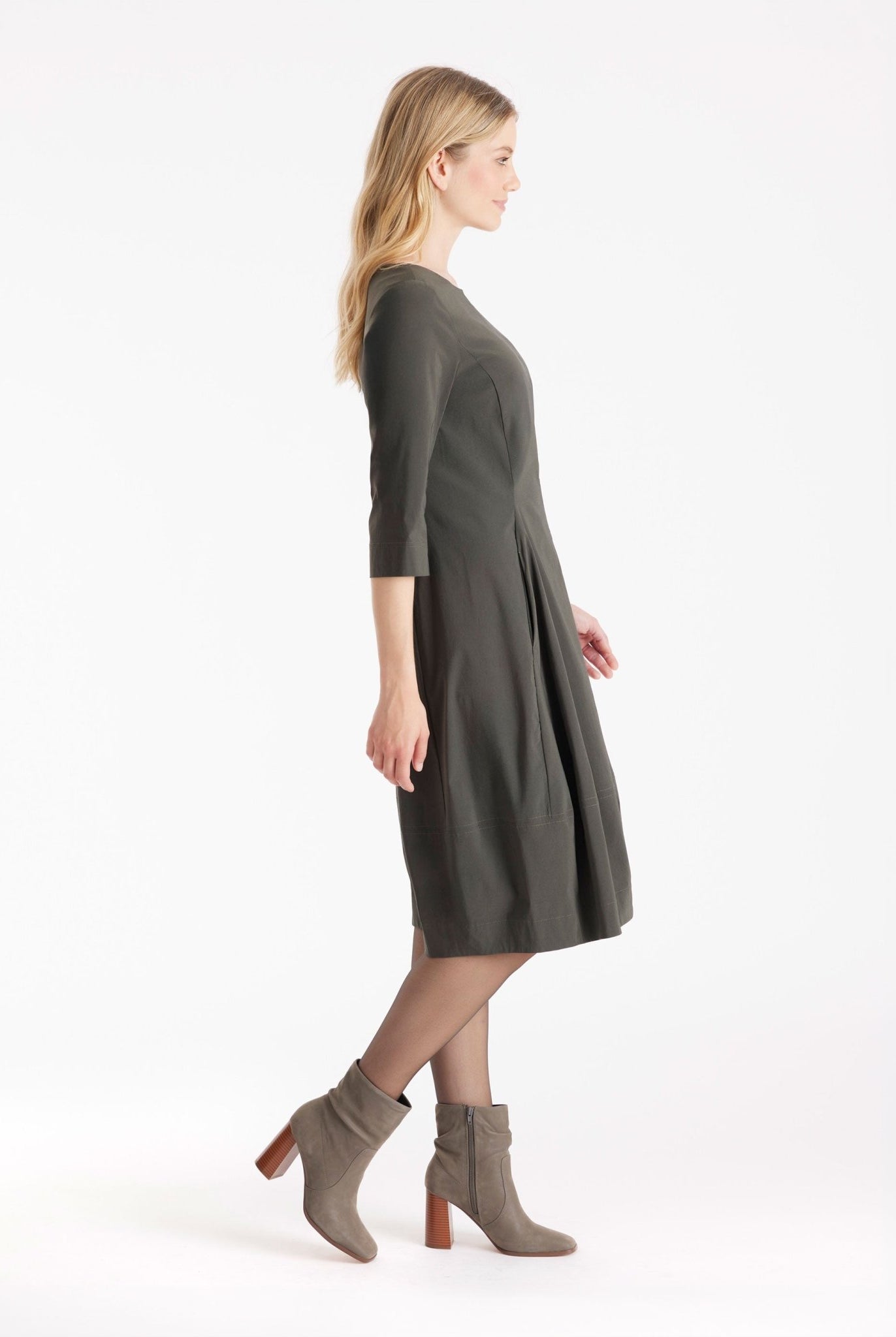 Kleid JABORO in Midi-Länge mit Rundhals, 3/4-Armen und leichter O-Form in Khakigrün