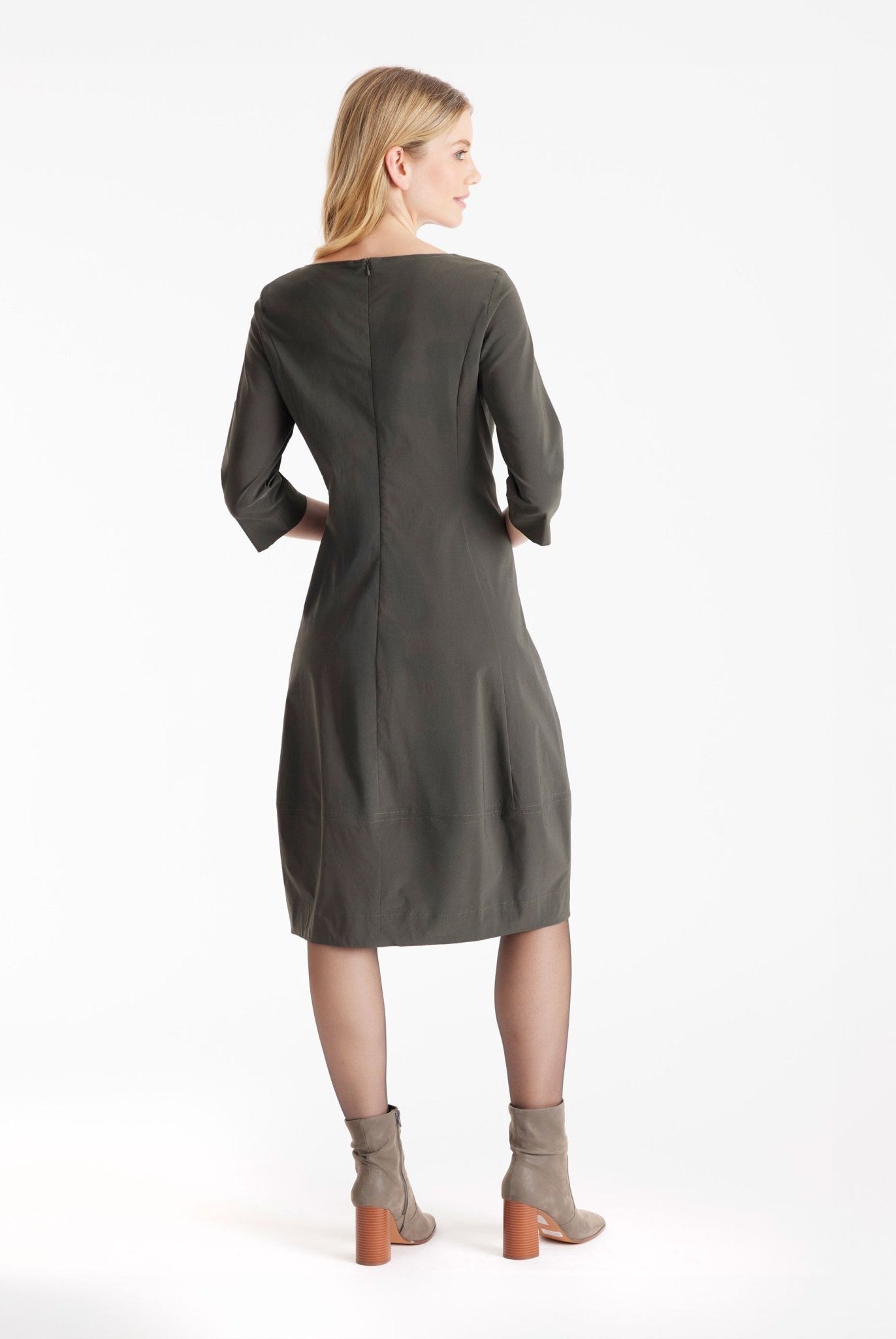 Kleid JABORO in Midi-Länge mit Rundhals, 3/4-Armen und leichter O-Form in Khakigrün