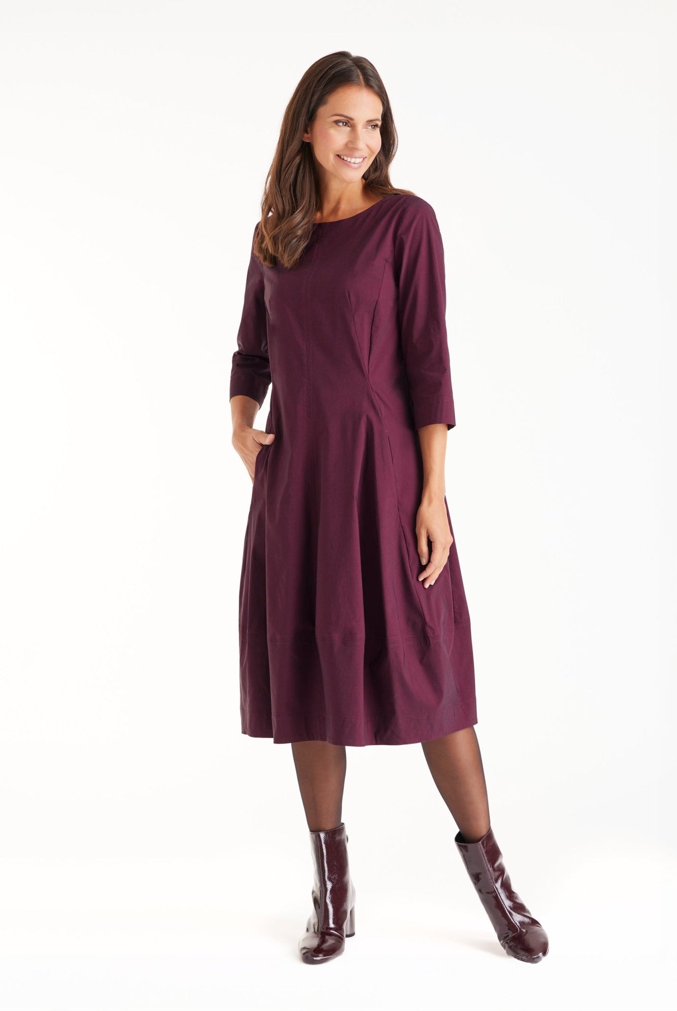 Kleid JABORO in Midi-Länge mit Rundhals, 3/4-Armen und leichter O-Form in Dunkelrot