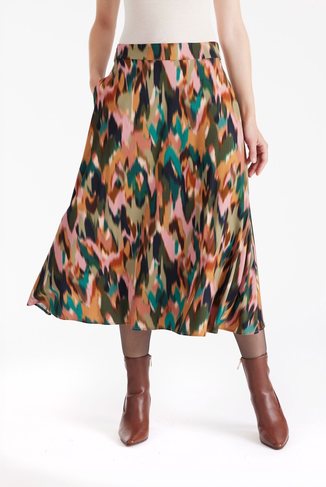 Rock NATYRO in Midi-Länge mit seitlichen Eingrifftaschen und mehrfarbigem Blumenmuster