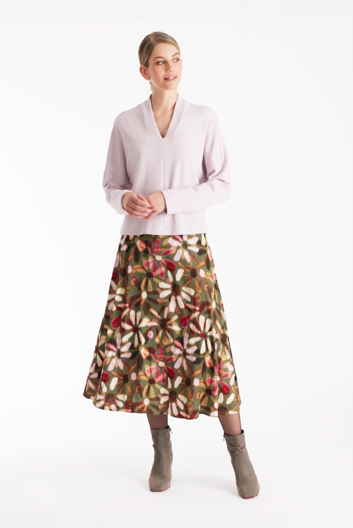 Rock NATYRO in Midi-Länge mit seitlichen Eingrifftaschen und mehrfarbigem Blumenmuster