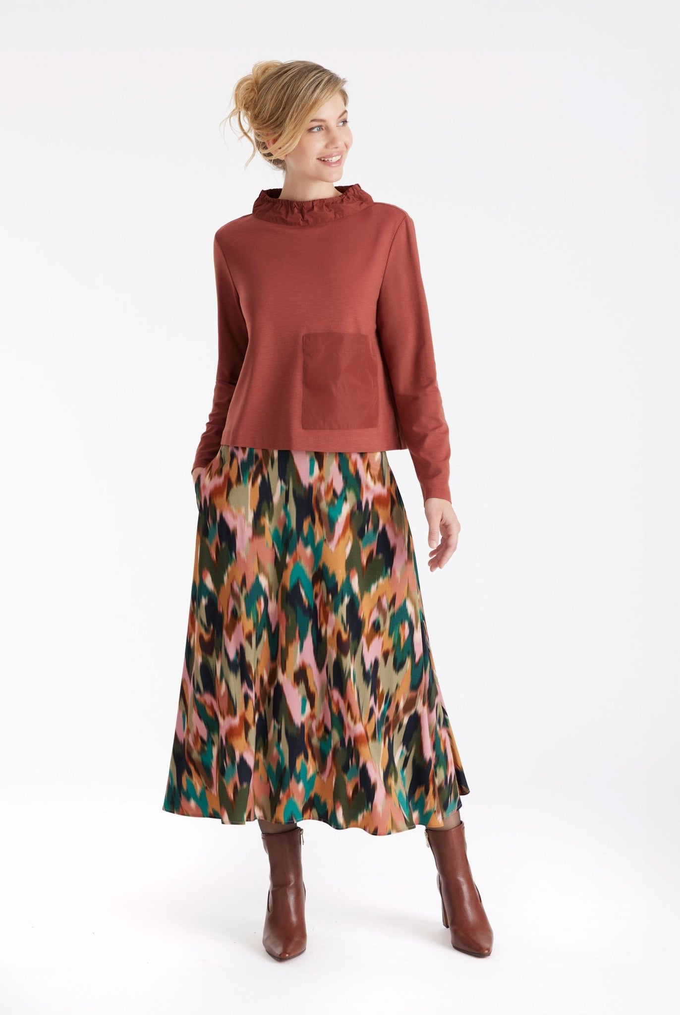 Rock NATYRO in Midi-Länge mit seitlichen Eingrifftaschen und mehrfarbigem Blumenmuster