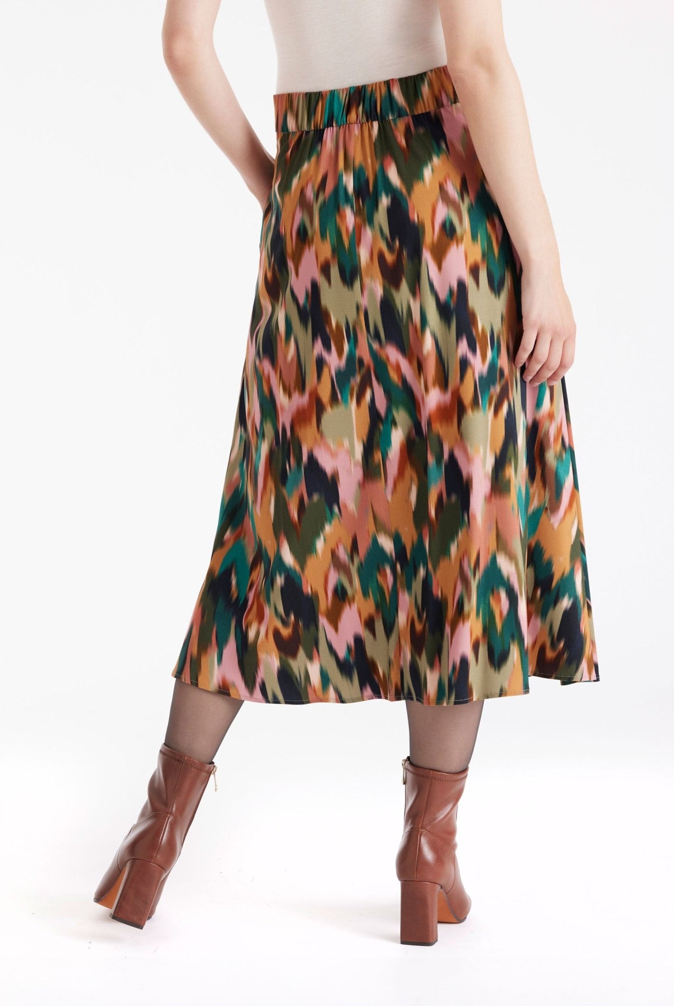 Rock NATYRO in Midi-Länge mit seitlichen Eingrifftaschen und mehrfarbigem Blumenmuster