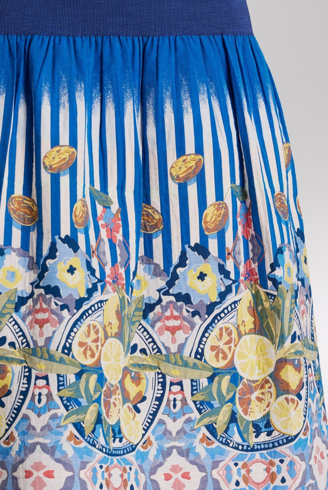 One Size Rock LONGERO-S in Midi-Länge mit Gummibund in Blau mit Fruchtmuster