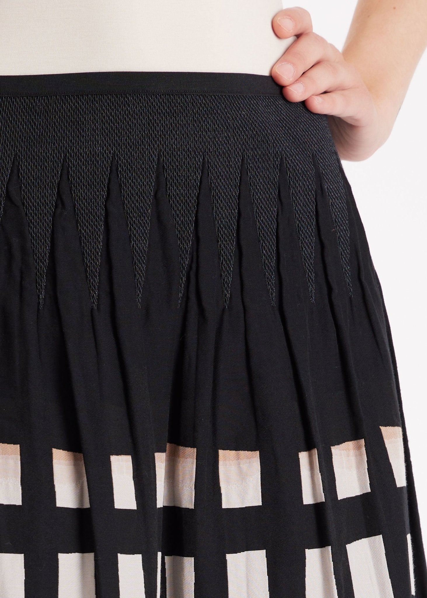 Ausgestellter Rock LONGERO-W in Midi-Länge mit Gummibund und Karomuster in Schwarz und Weiß