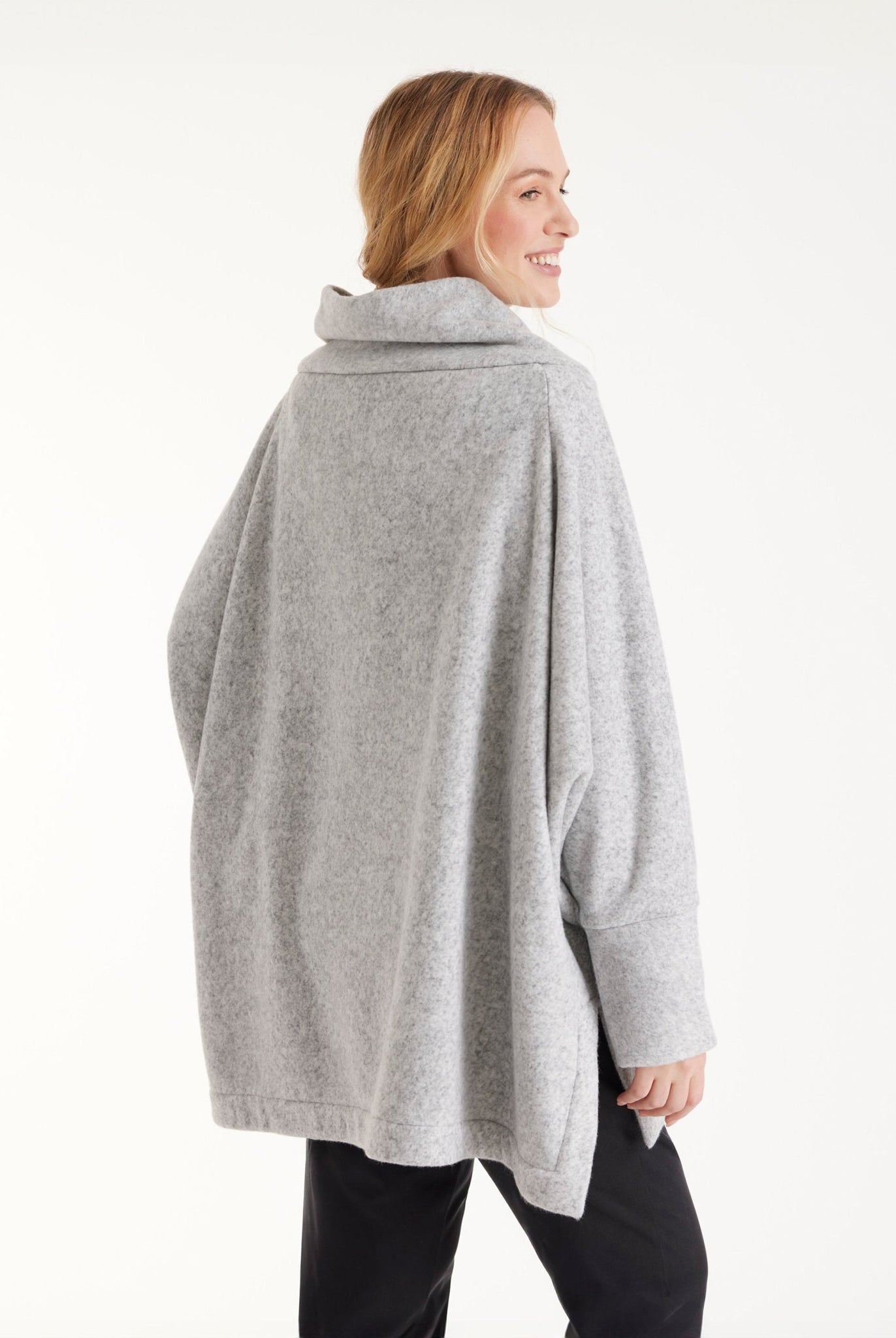 Oversized Pullover SUSPENSA mit hohem Kragen, langen Armen und seitlichen Schlitzen in Grau