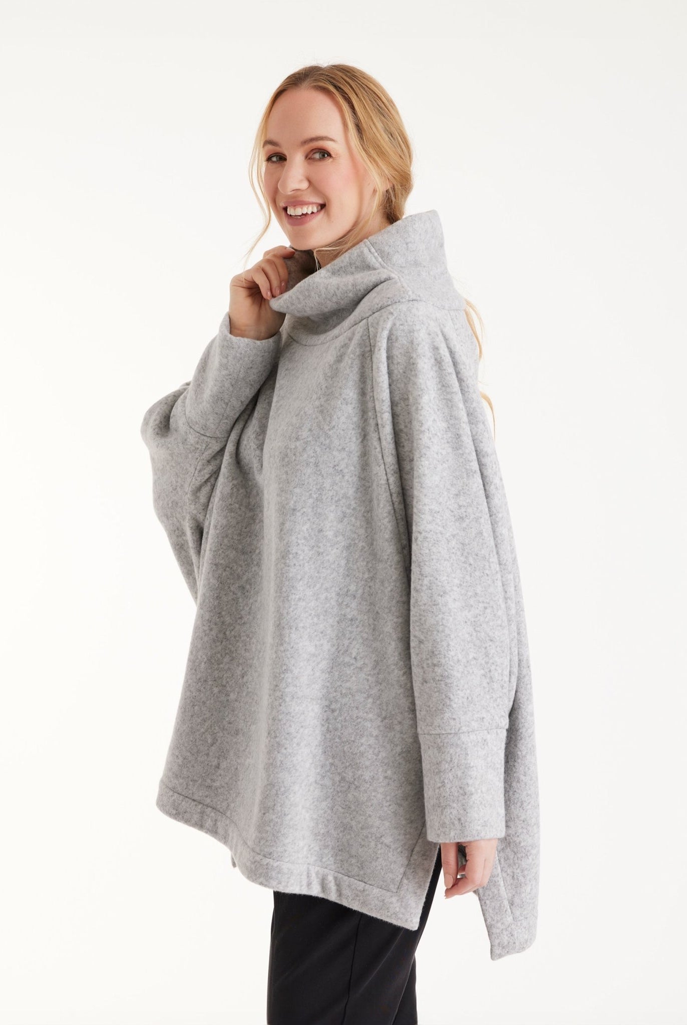 Oversized Pullover SUSPENSA mit hohem Kragen, langen Armen und seitlichen Schlitzen in Grau