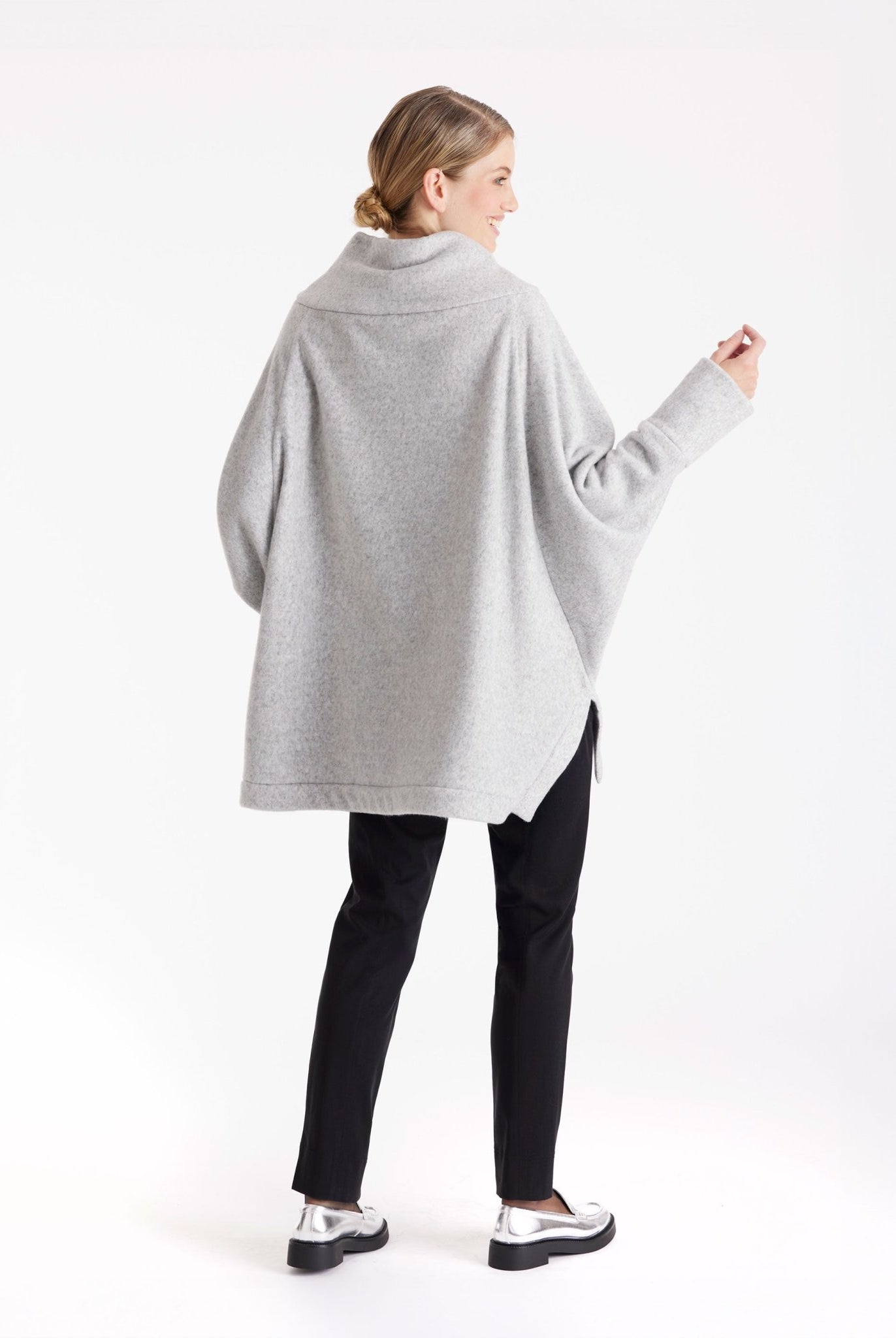Oversized Pullover SUSPENSA mit hohem Kragen, langen Armen und seitlichen Schlitzen in Grau