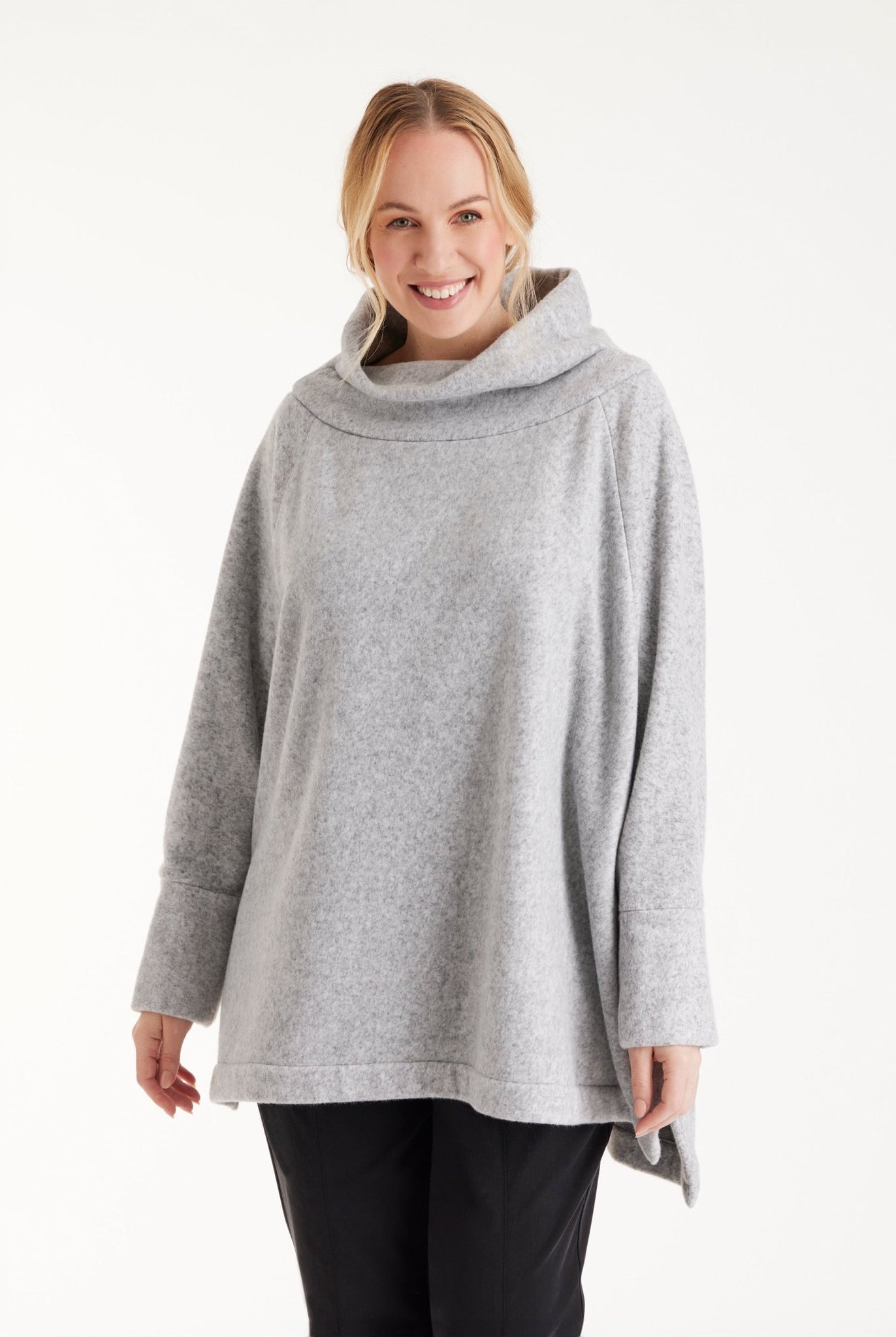 Oversized Pullover SUSPENSA mit hohem Kragen, langen Armen und seitlichen Schlitzen in Grau
