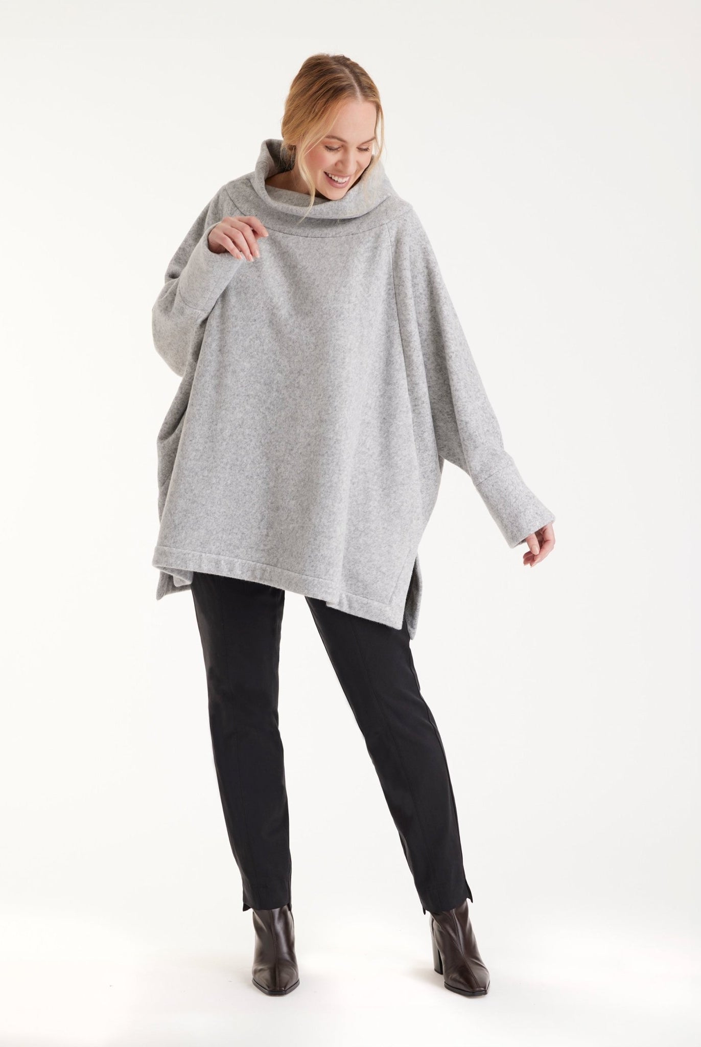 Oversized Pullover SUSPENSA mit hohem Kragen, langen Armen und seitlichen Schlitzen in Grau
