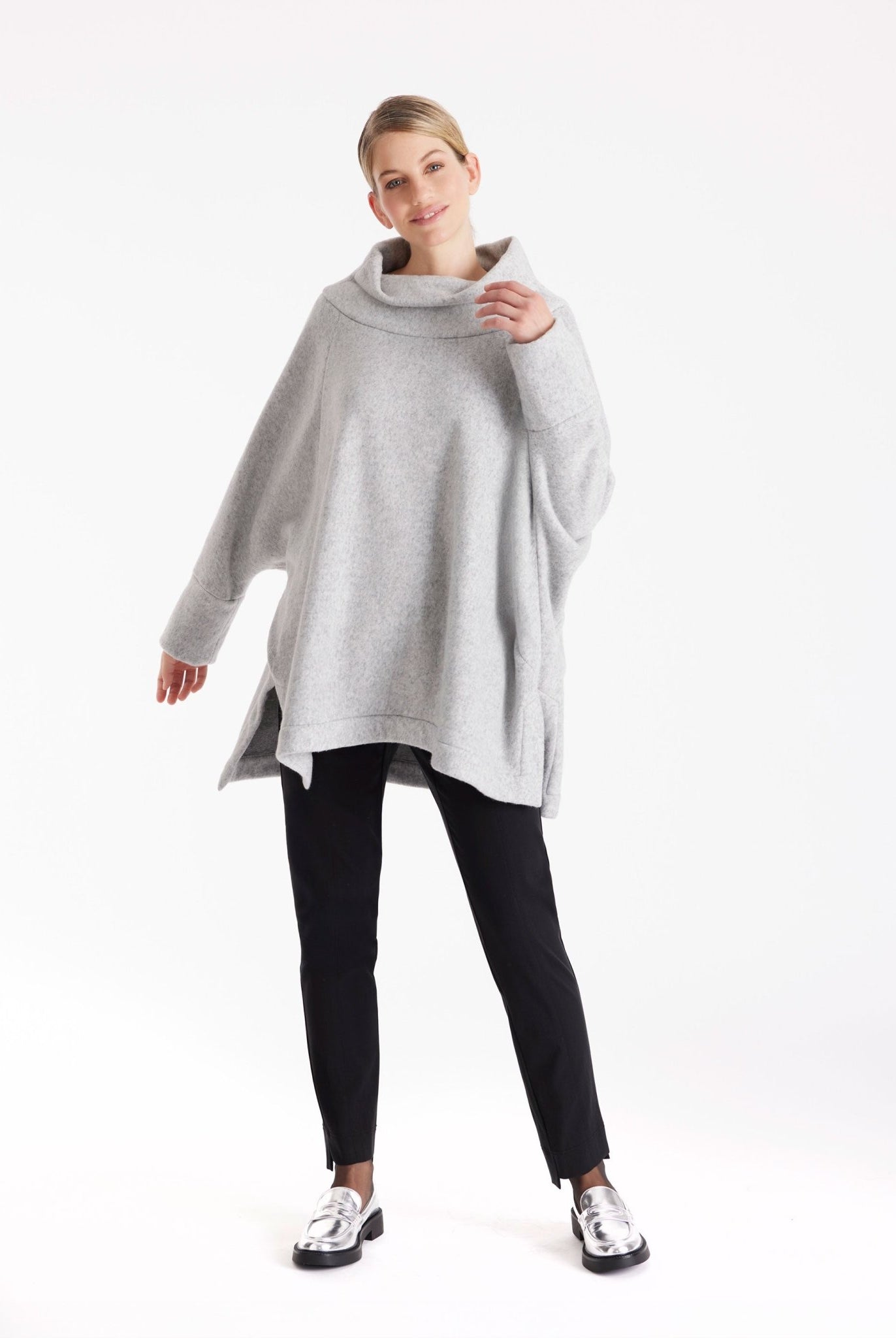 Oversized Pullover SUSPENSA mit hohem Kragen, langen Armen und seitlichen Schlitzen in Grau