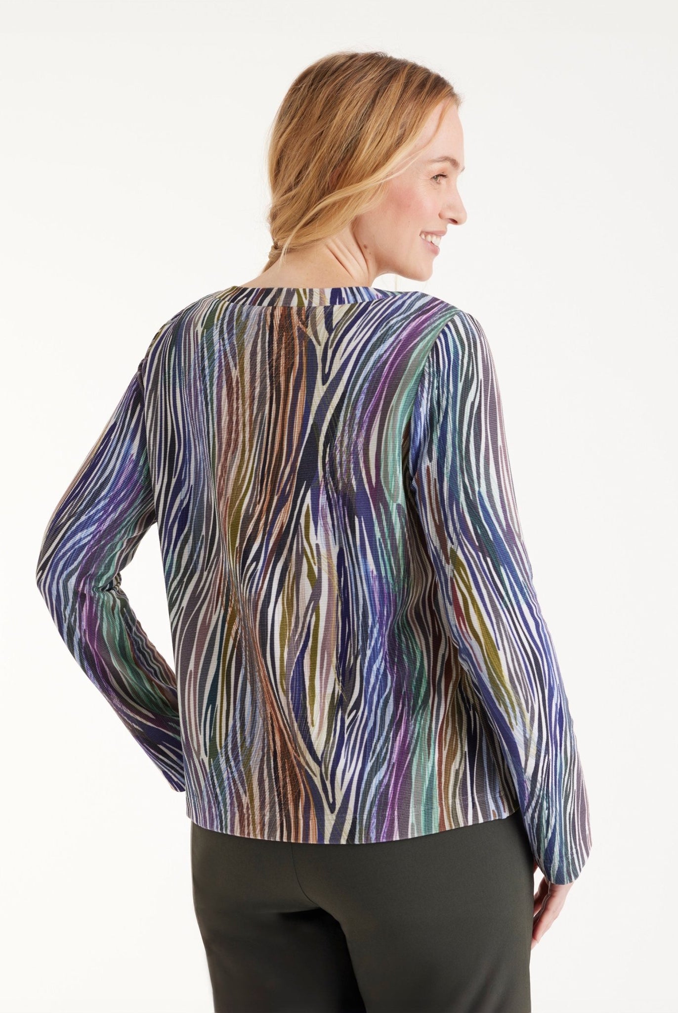 Pullover APULO mit U-Boot-Ausschnitt, langen Armen und mehrfarbigem Muster in Blau- und Violetttönen