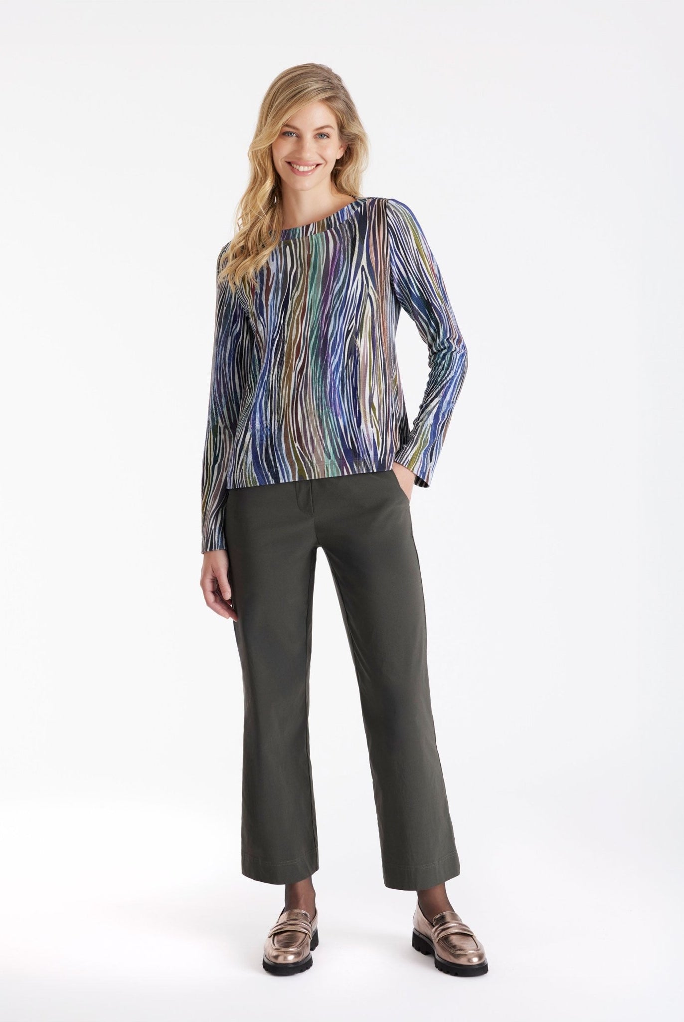 Pullover APULO mit U-Boot-Ausschnitt, langen Armen und mehrfarbigem Muster in Blau- und Violetttönen