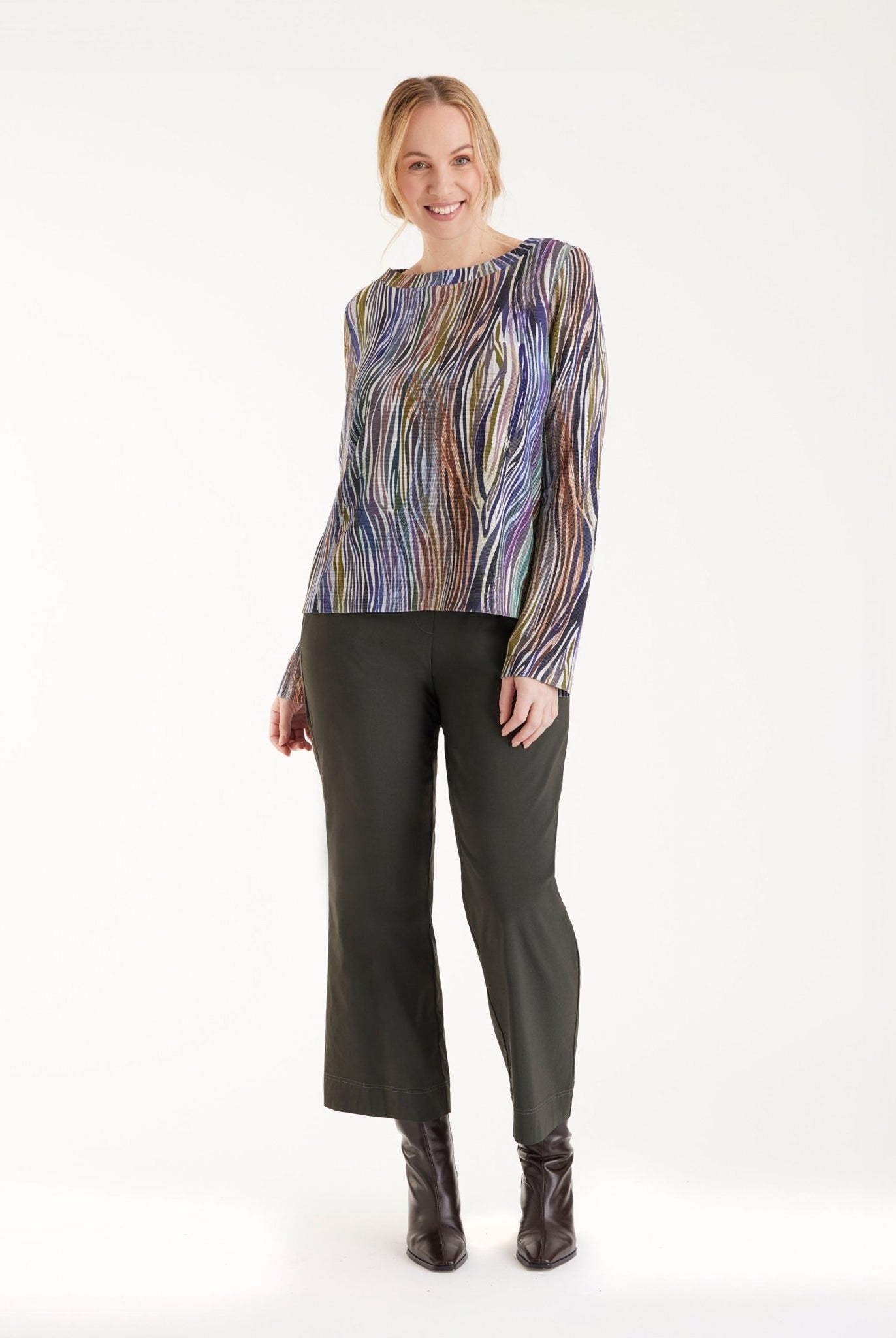 Pullover APULO mit U-Boot-Ausschnitt, langen Armen und mehrfarbigem Muster in Blau- und Violetttönen