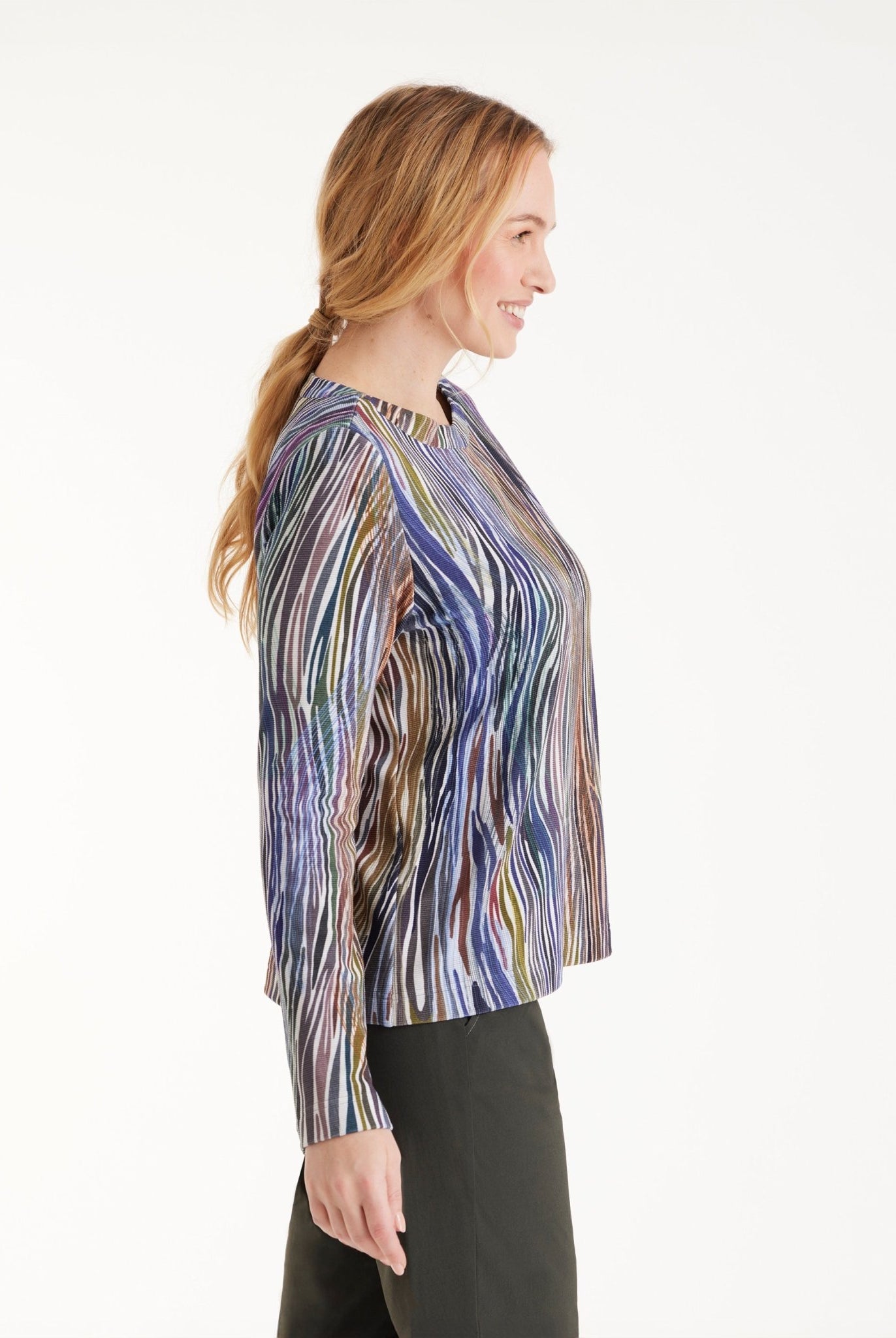 Pullover APULO mit U-Boot-Ausschnitt, langen Armen und mehrfarbigem Muster in Blau- und Violetttönen