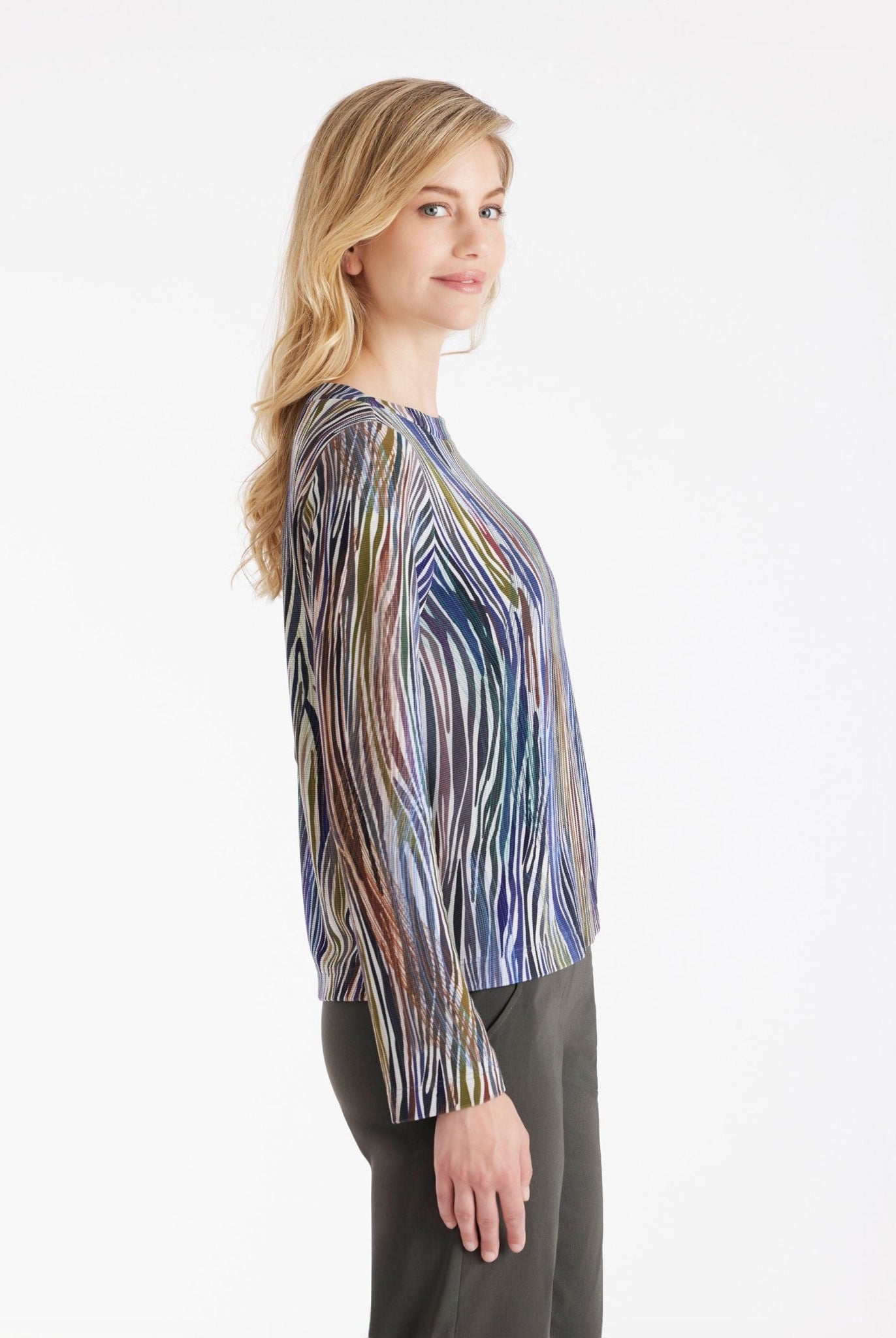 Pullover APULO mit U-Boot-Ausschnitt, langen Armen und mehrfarbigem Muster in Blau- und Violetttönen