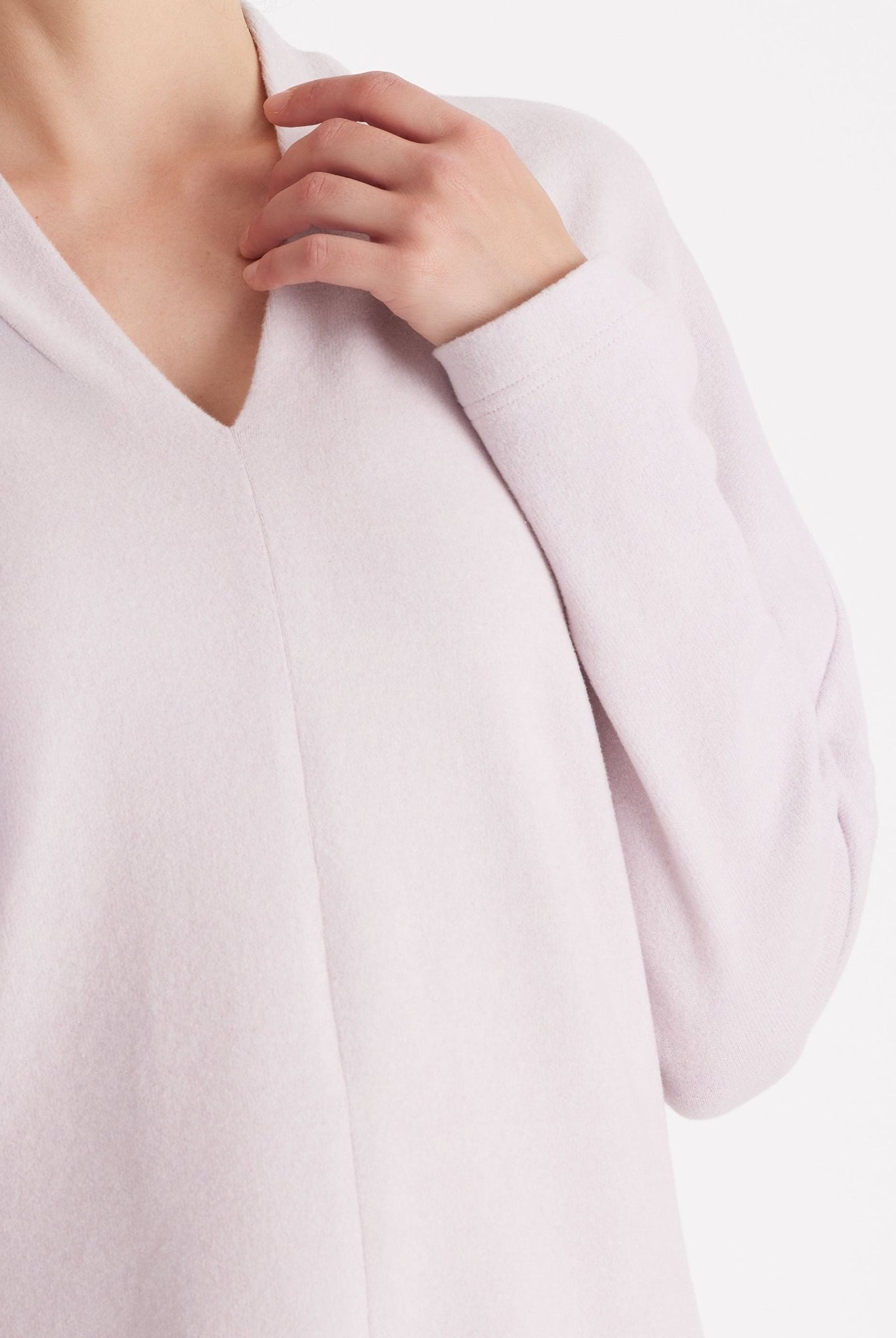 Pullover FEALIA mit V-Ausschnitt und langen Armen in Rosa