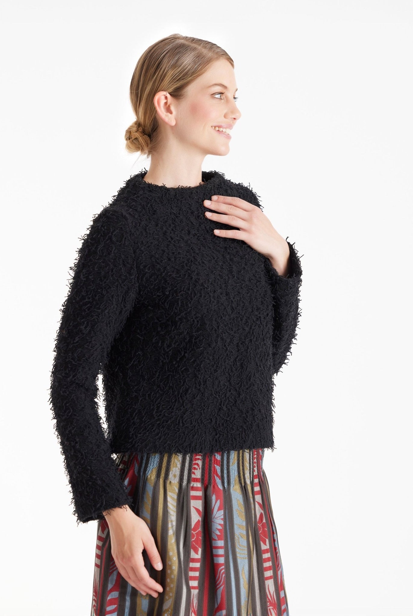 Pullover GADUNI mit hohem Rundhals und langen Armen in Fransen-Optik in Schwarz