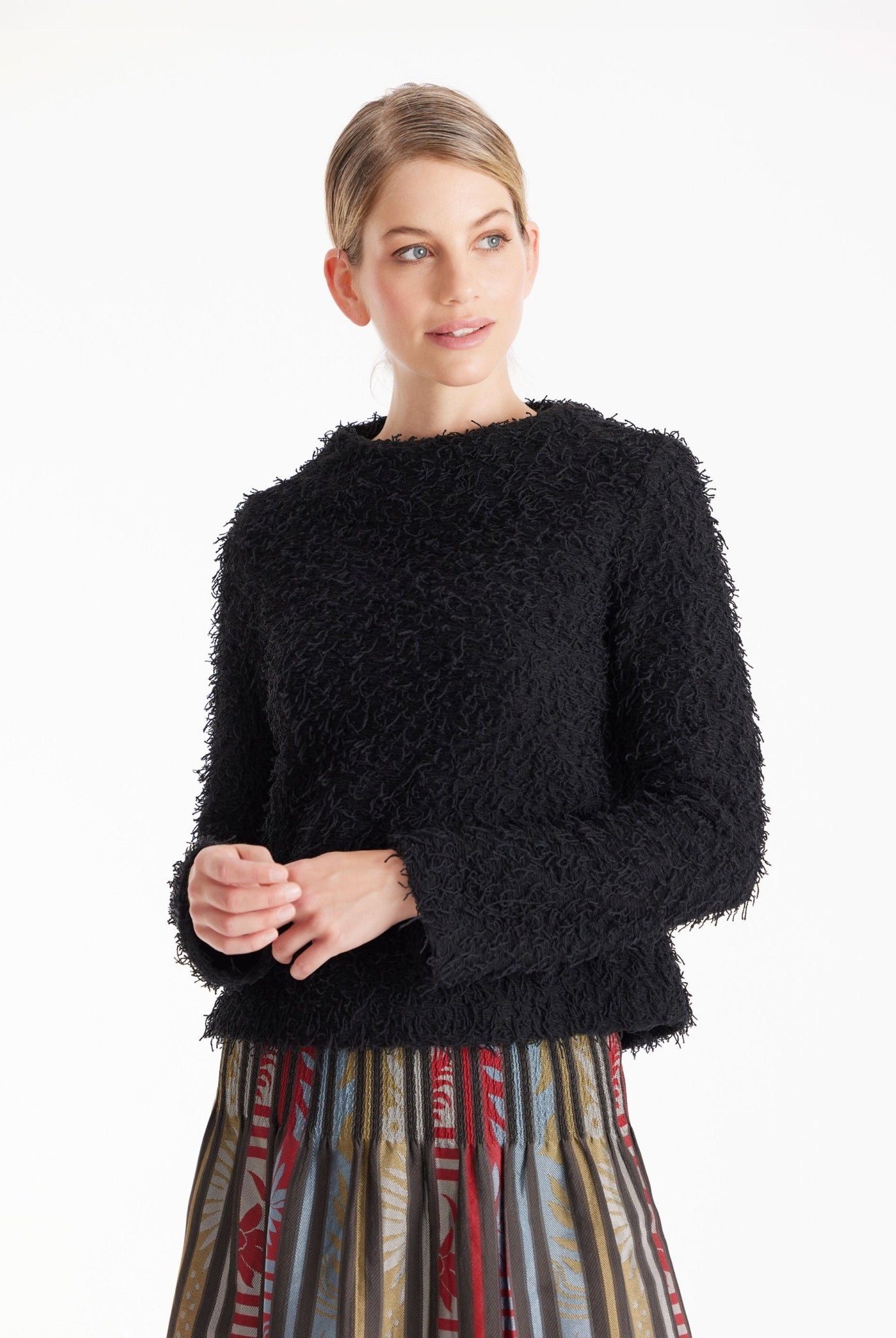 Pullover GADUNI mit hohem Rundhals und langen Armen in Fransen-Optik in Schwarz