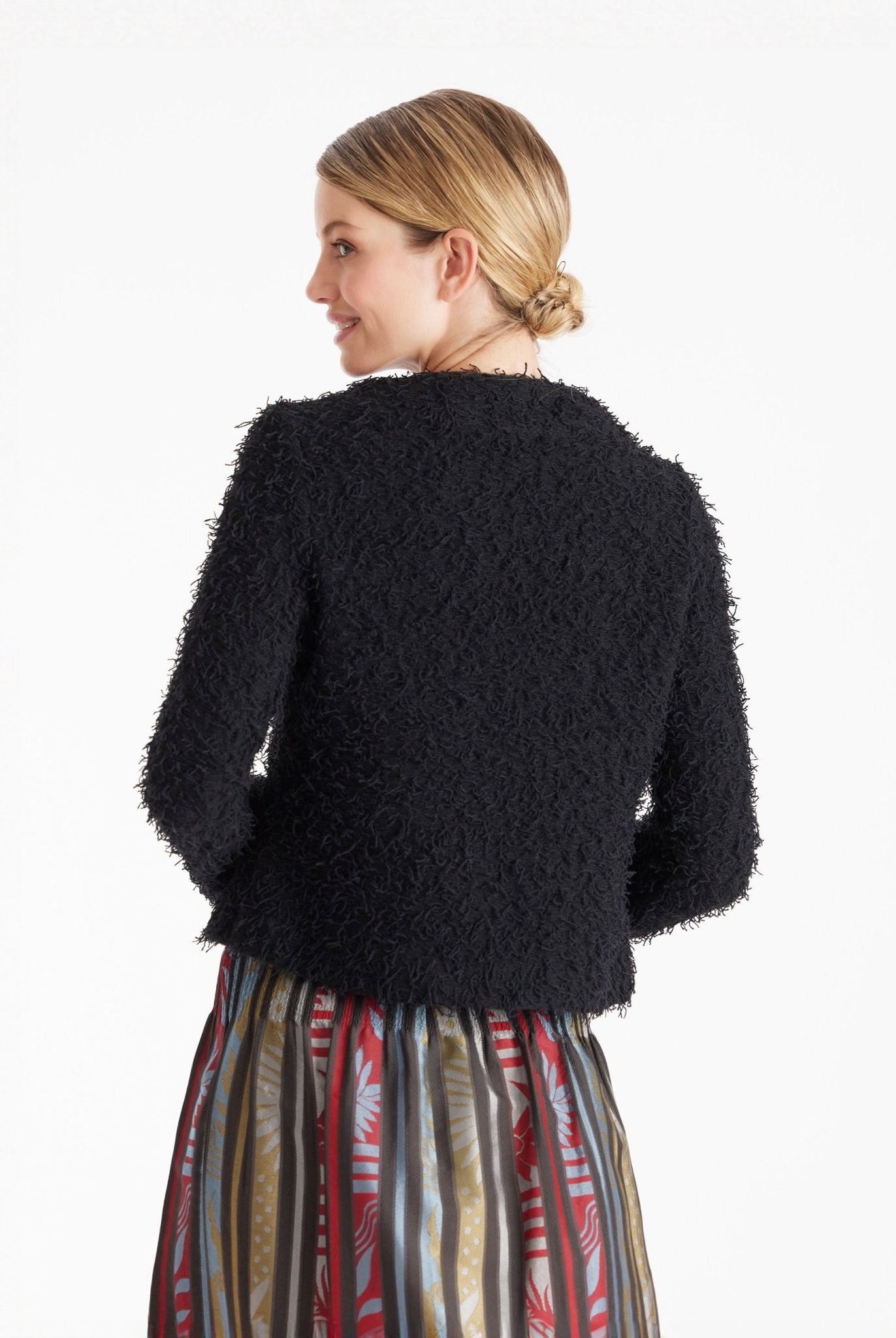 Pullover GADUNI mit hohem Rundhals und langen Armen in Fransen-Optik in Schwarz