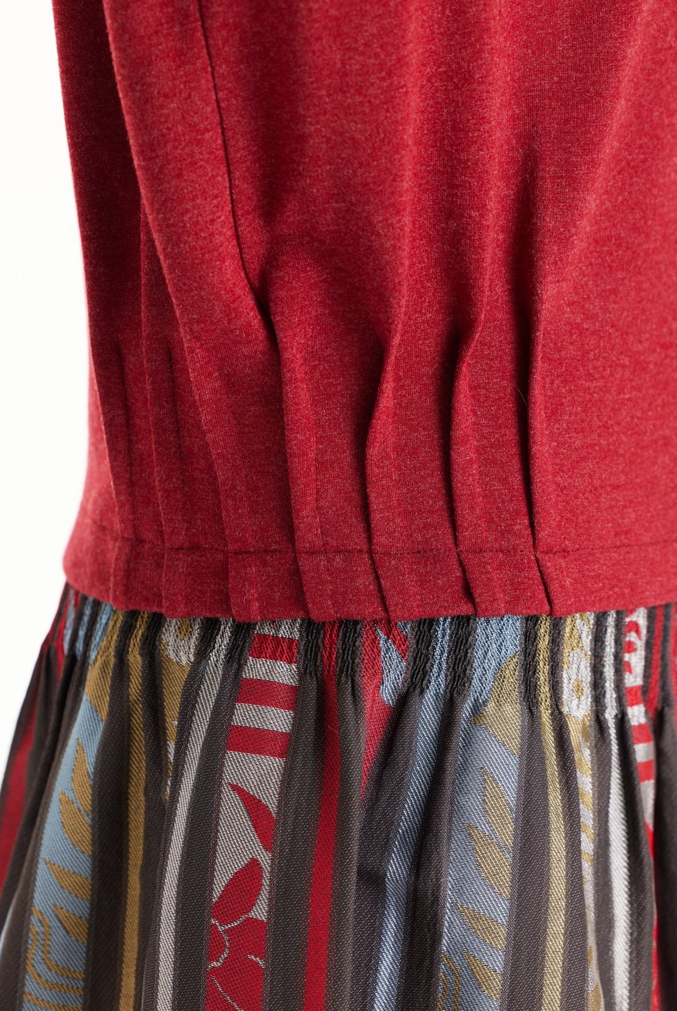 Pullover OLOVA mit U-Boot-Ausschnitt, langen Armen und seitlichen Biesen in Rot