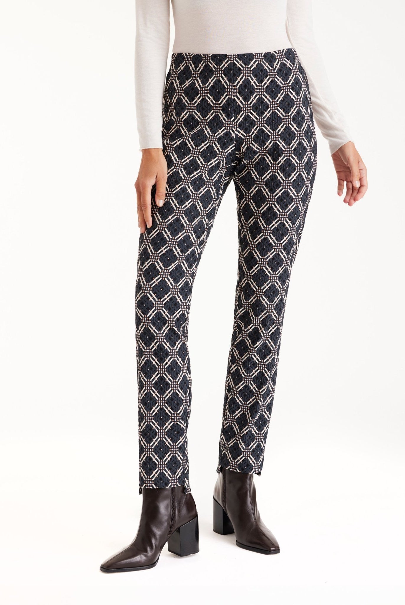 Hose ELLISSA mit schmalem Bein und geometrischem Muster in Schwarz und Weiß