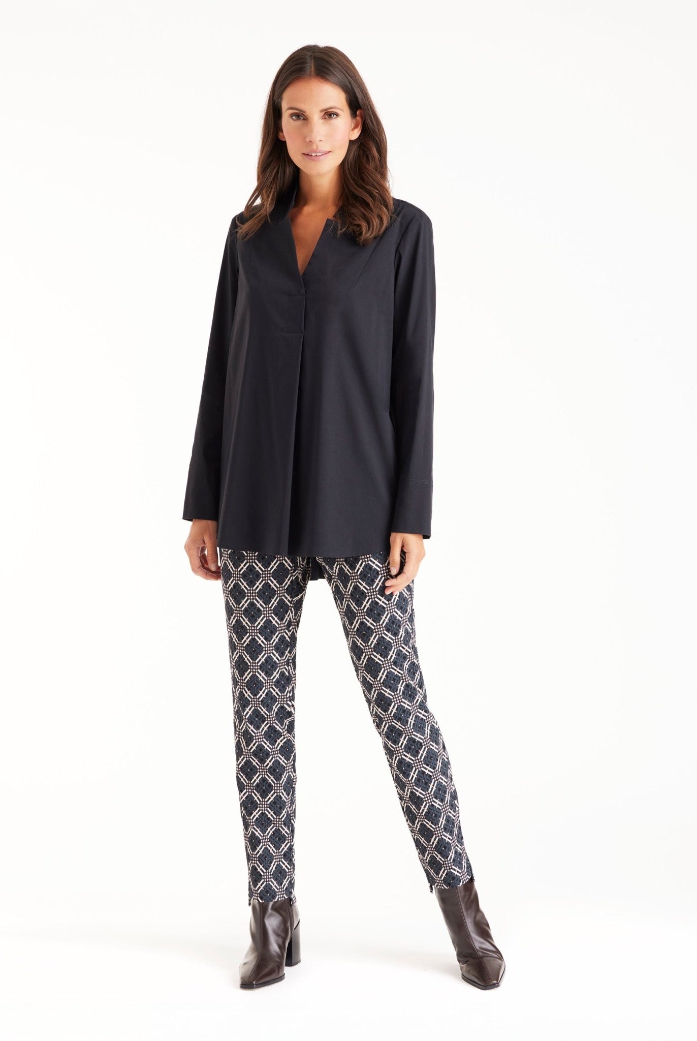 Hose ELLISSA mit schmalem Bein und geometrischem Muster in Schwarz und Weiß