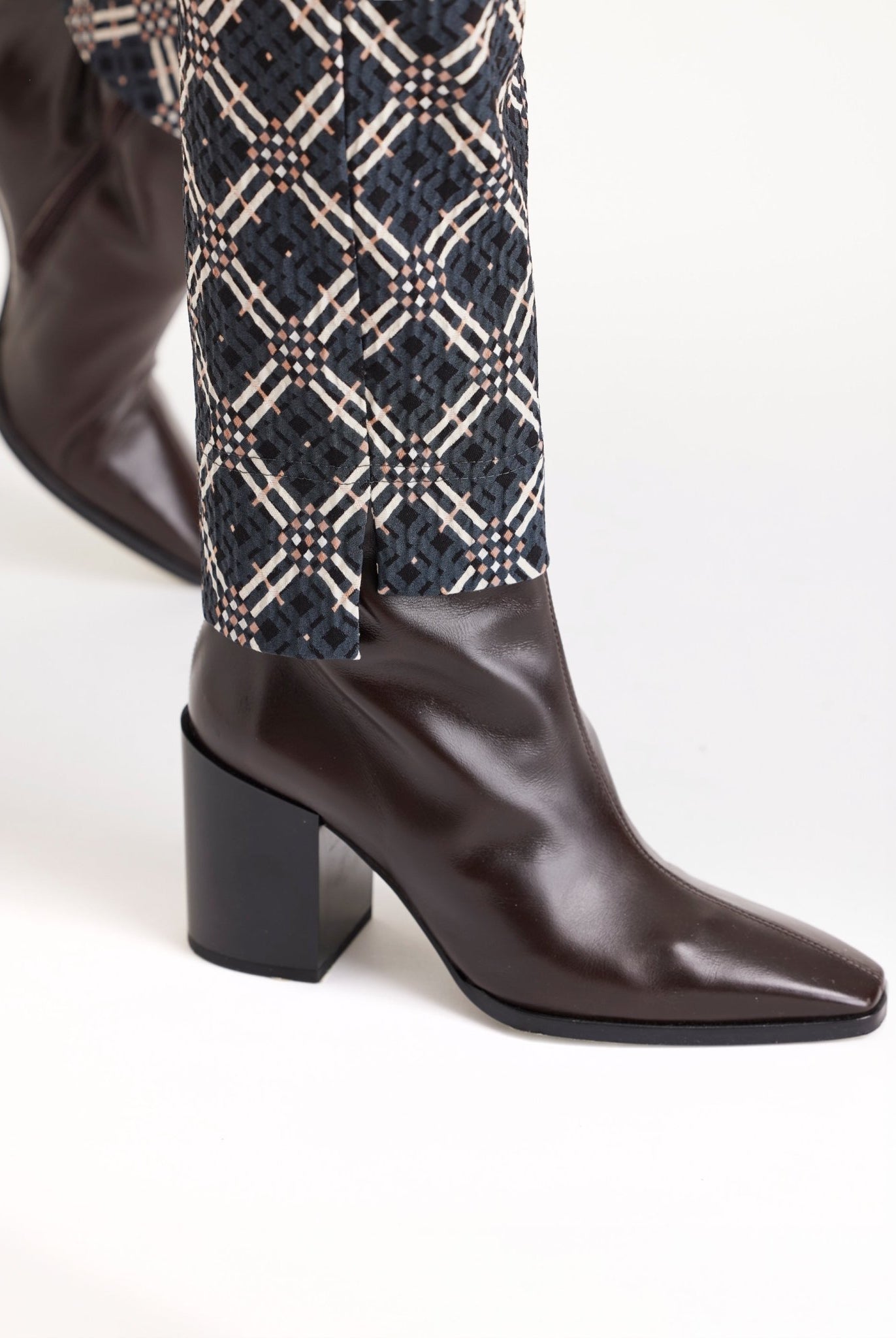 Hose ELLISSA mit schmalem Bein und geometrischem Muster in Schwarz und Weiß