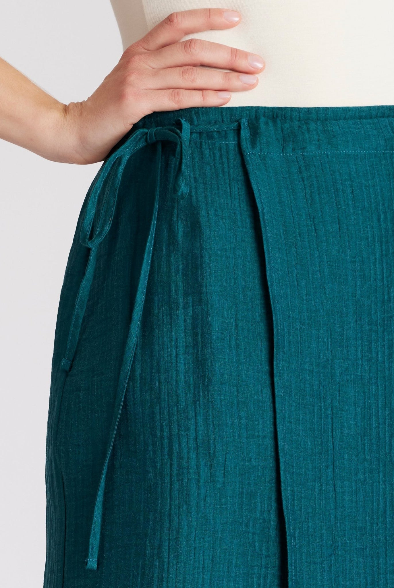 Midi-Rock NAWIKORO in Wickeloptik mit Bindetail und schmaler Form in Dunkelgrün