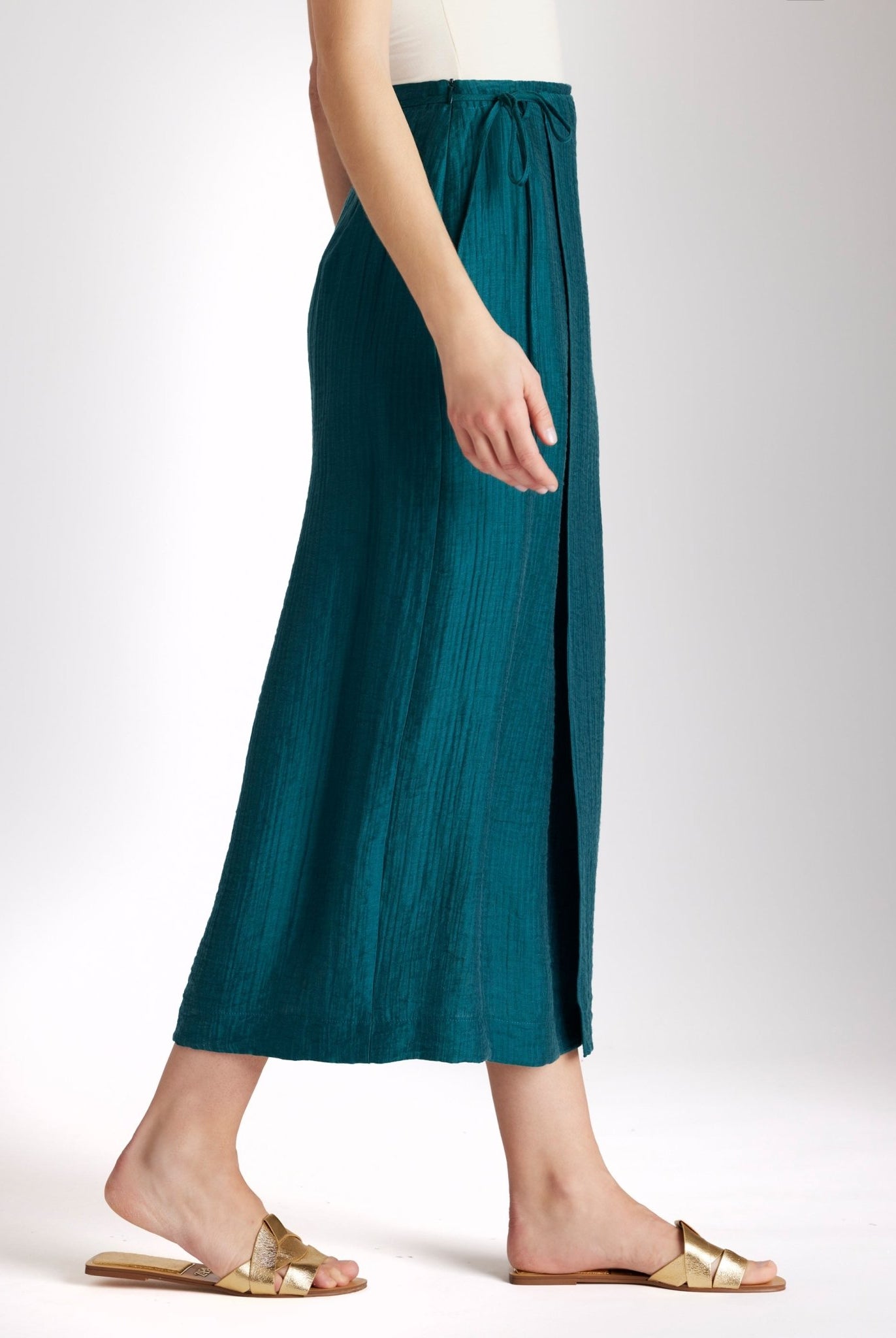 Midi-Rock NAWIKORO in Wickeloptik mit Bindetail und schmaler Form in Dunkelgrün