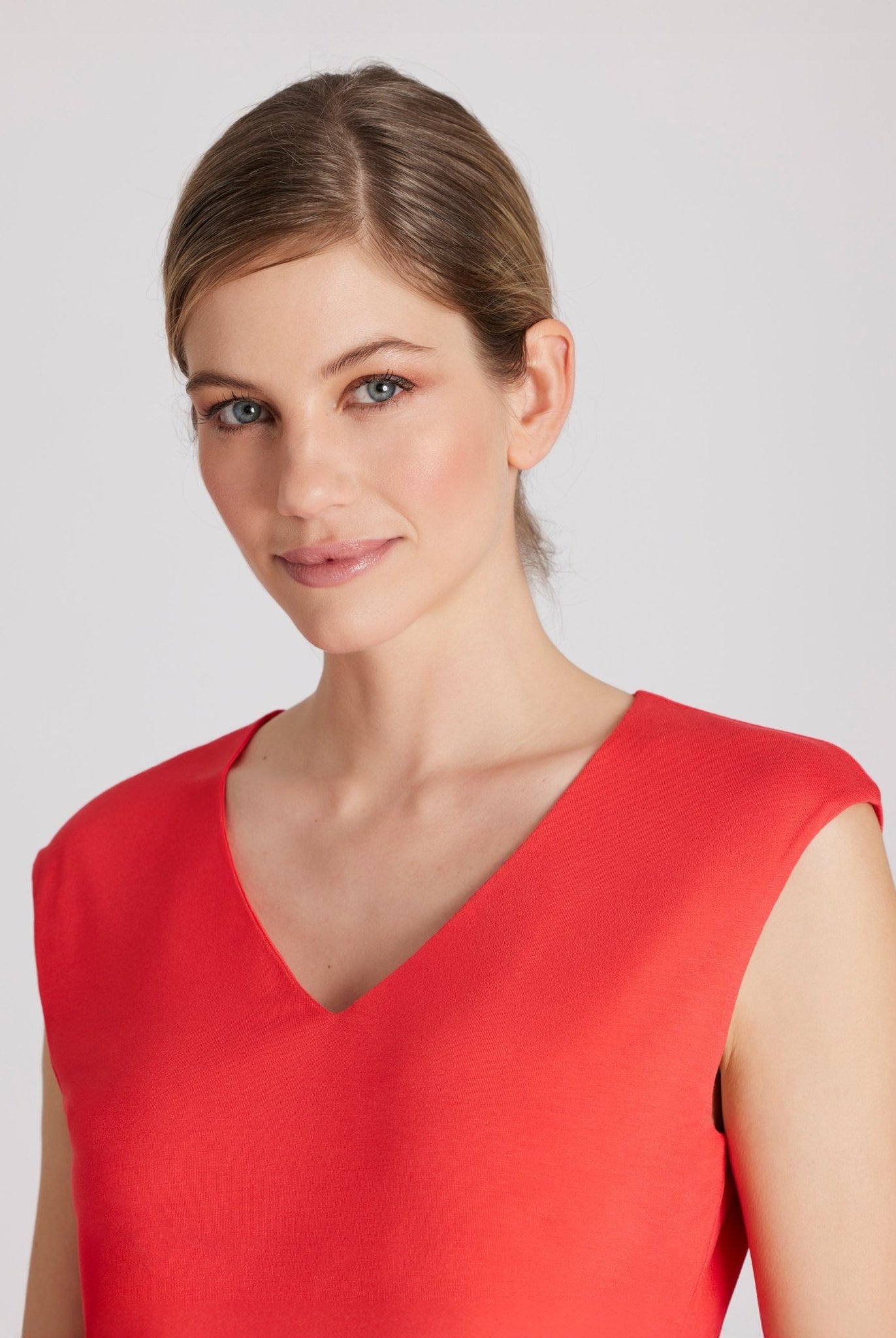 Schmales, ärmelloses Shirt CIVANUA mit V-Ausschnitt in Rot