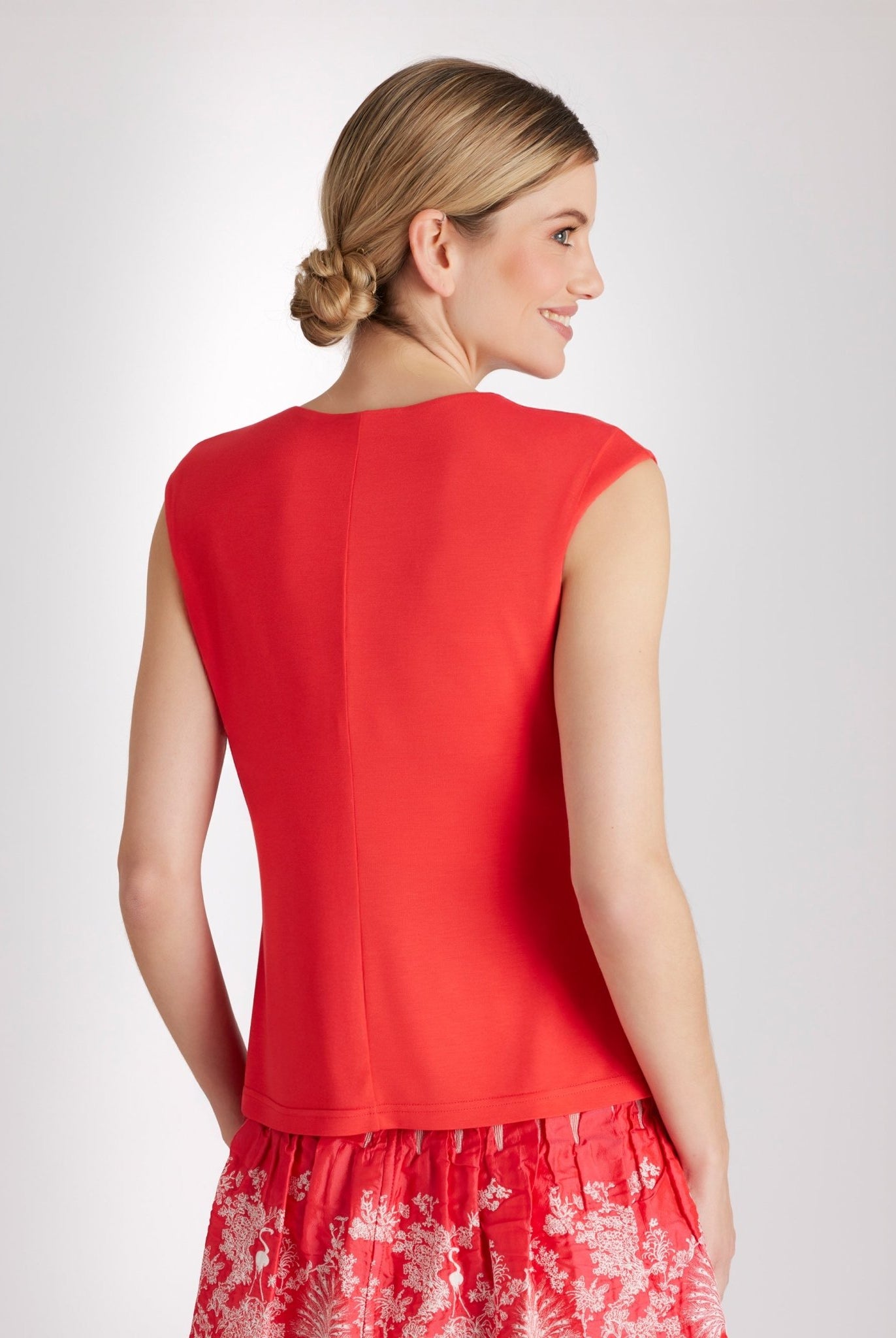 Schmales, ärmelloses Shirt CIVANUA mit V-Ausschnitt in Rot