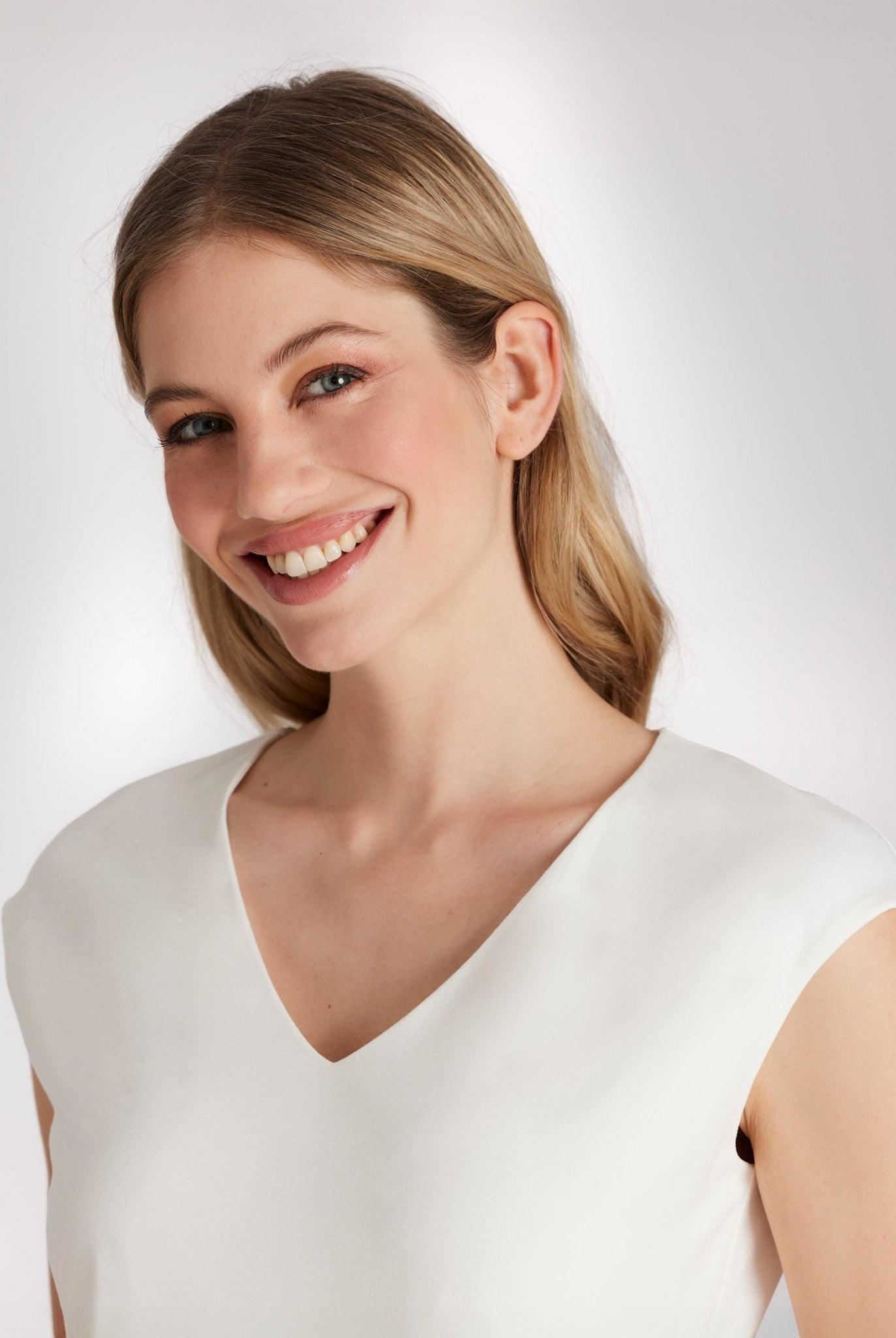 Schmales, ärmelloses Shirt CIVANUA mit V-Ausschnitt in Weiß